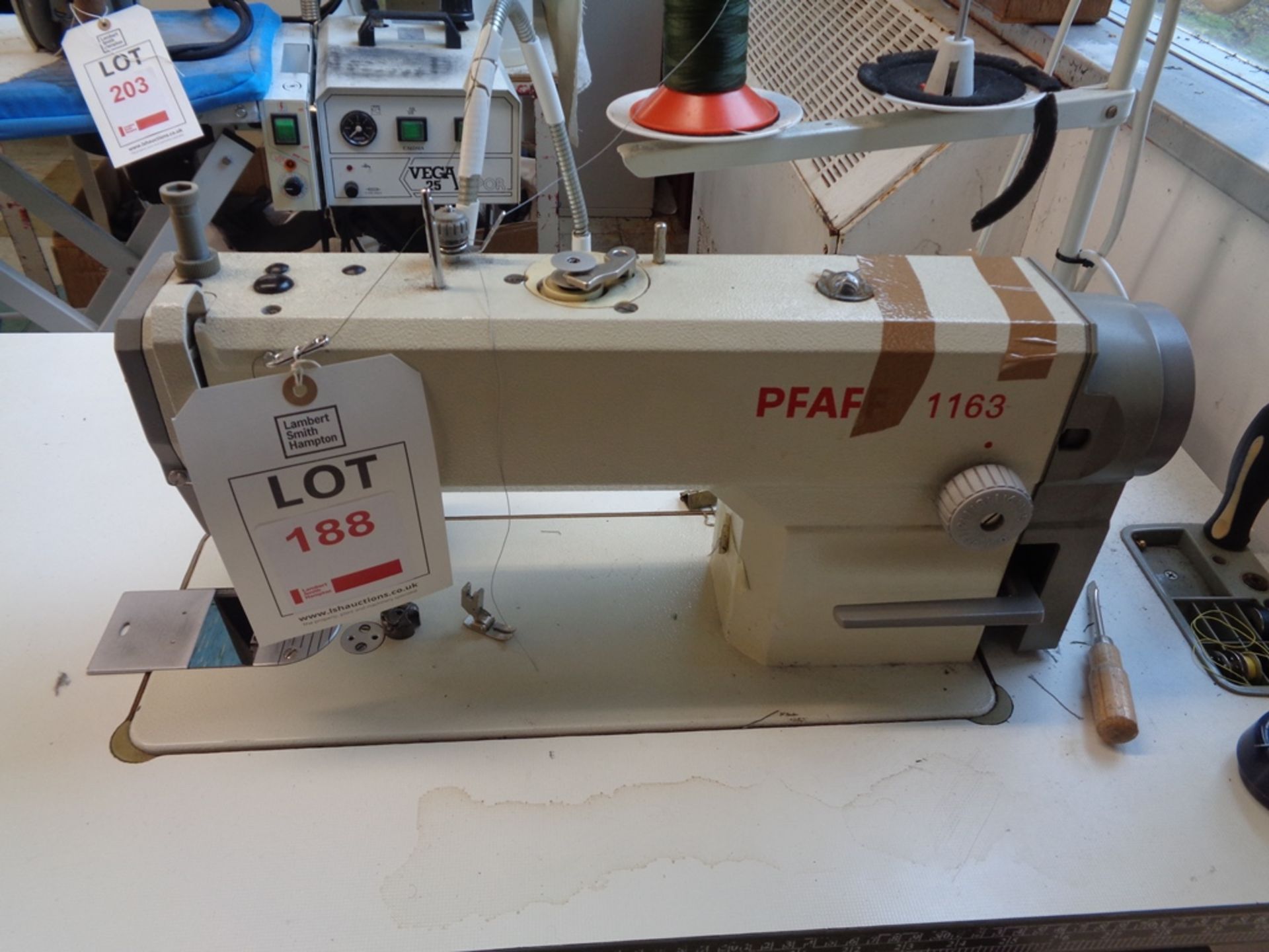 PFAFF 1163 lockstitch sewing machine with walking foot, type 1163-6/01-BS, serial no. 8011604 - Image 2 of 5