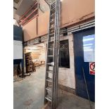 Triple extending aluminium ladder