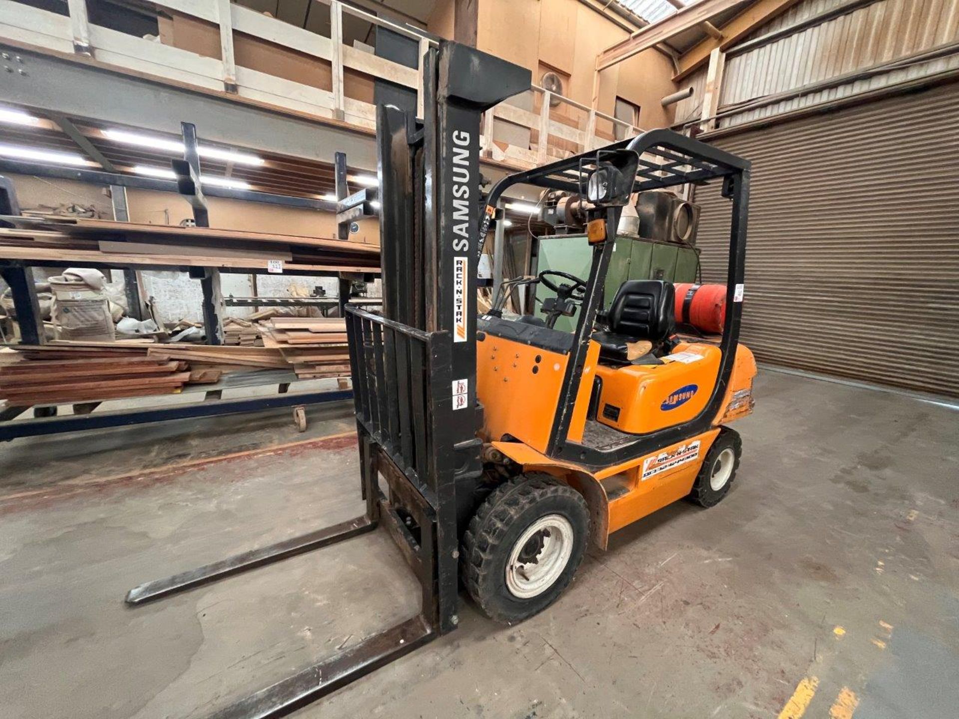 Samsung SF25L LPG counterbalance fork lift truck, 2,500kg capacity, lift height 3.3 meters (To be - Image 2 of 5