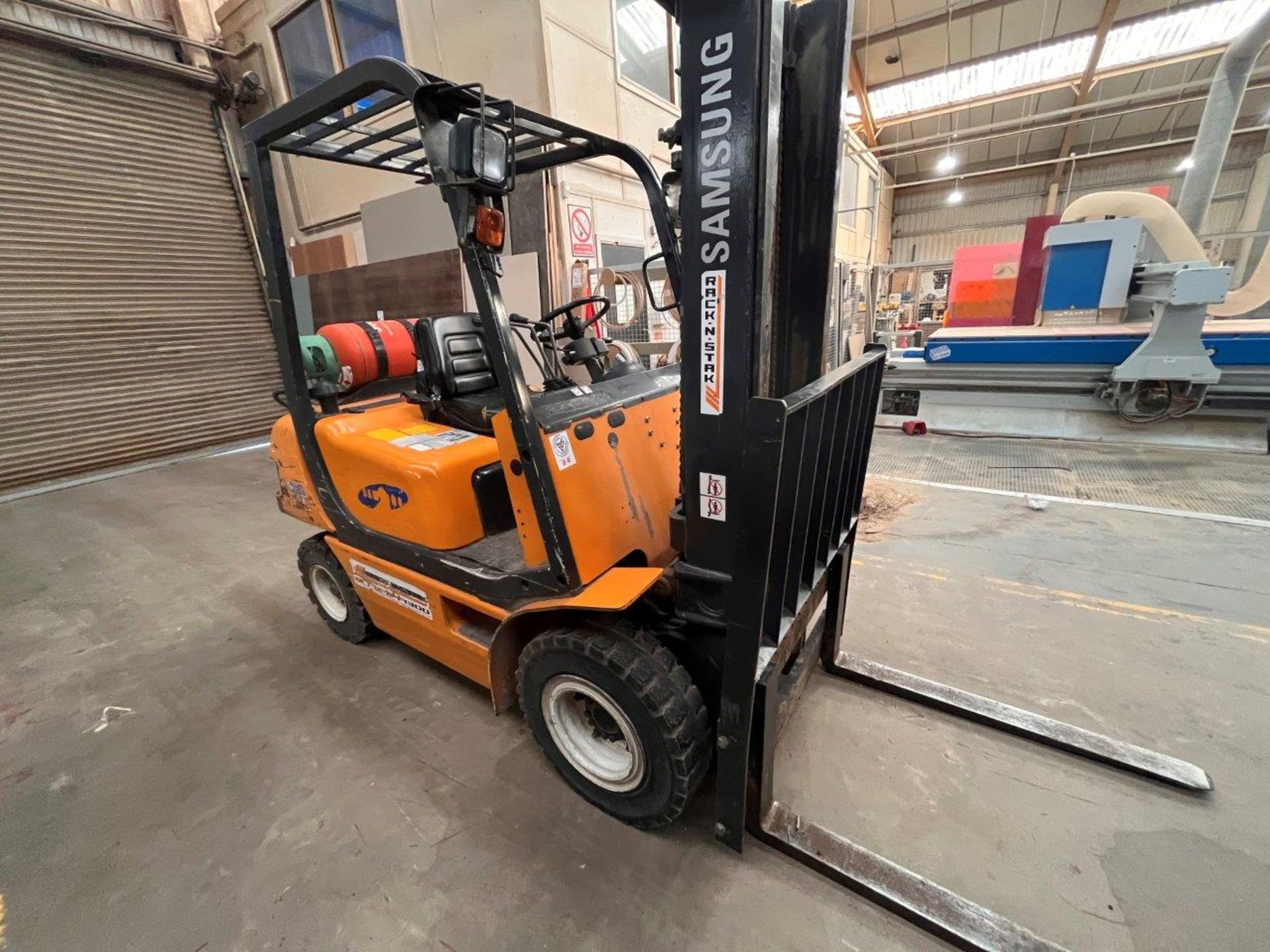 Samsung SF25L LPG counterbalance fork lift truck, 2,500kg capacity, lift height 3.3 meters (To be - Image 4 of 5