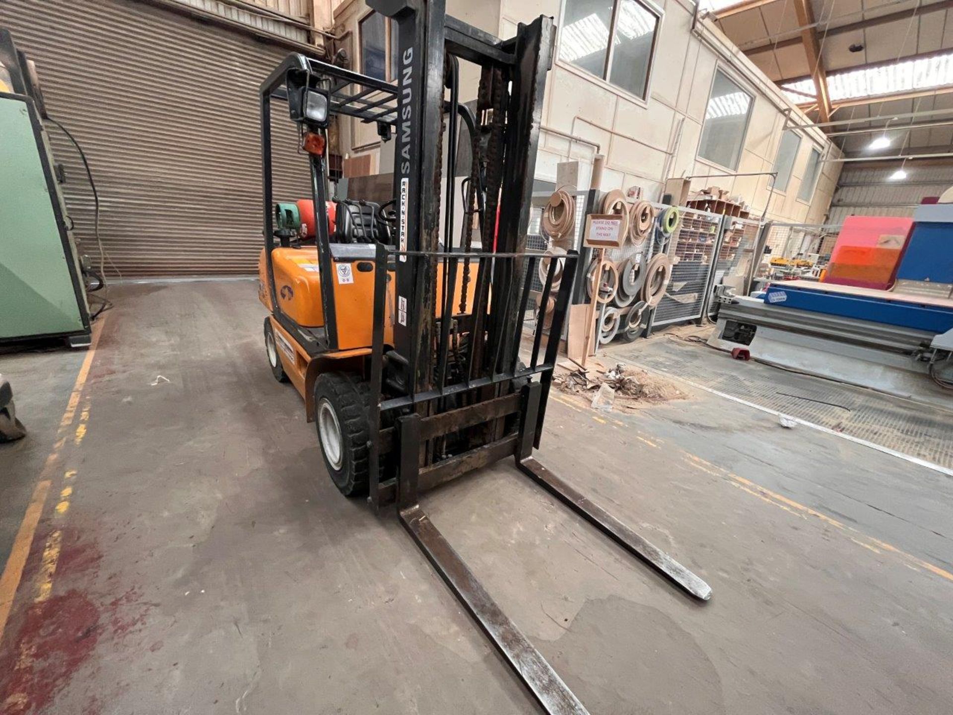 Samsung SF25L LPG counterbalance fork lift truck, 2,500kg capacity, lift height 3.3 meters (To be - Image 3 of 5