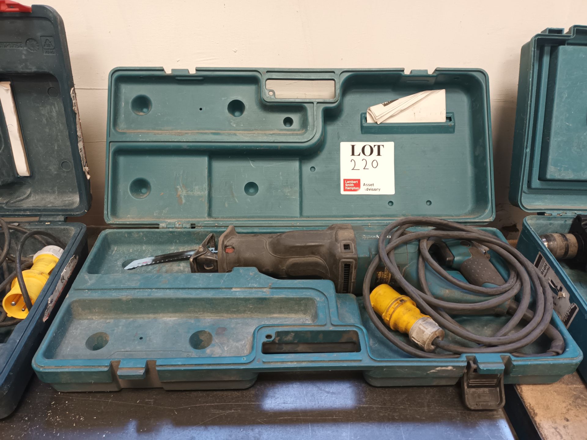 Makita JR3050T 110v reciprocating saw with carry case