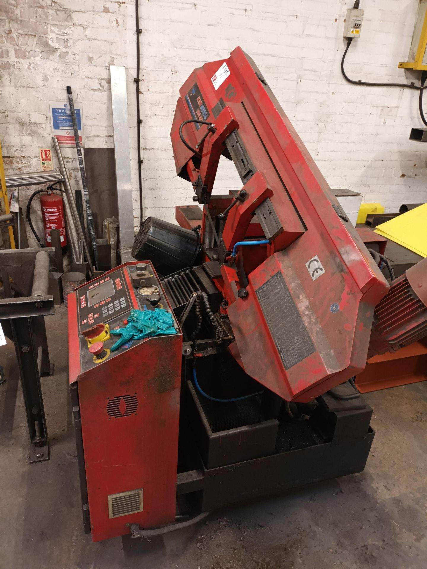 KAR Metal 280 OSA vertical bandsaw with entry and exit conveyor