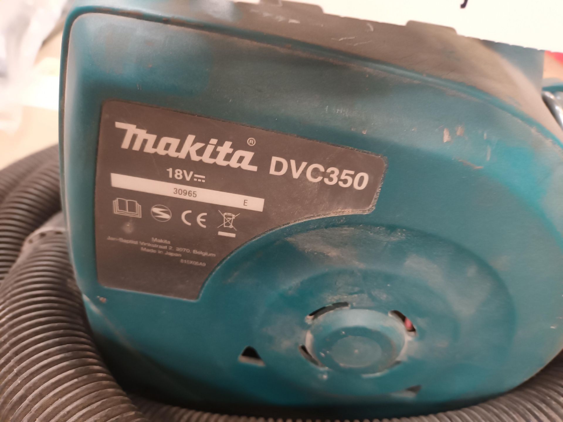 Makita DVC350 dust extractor (no battery) - Image 2 of 3