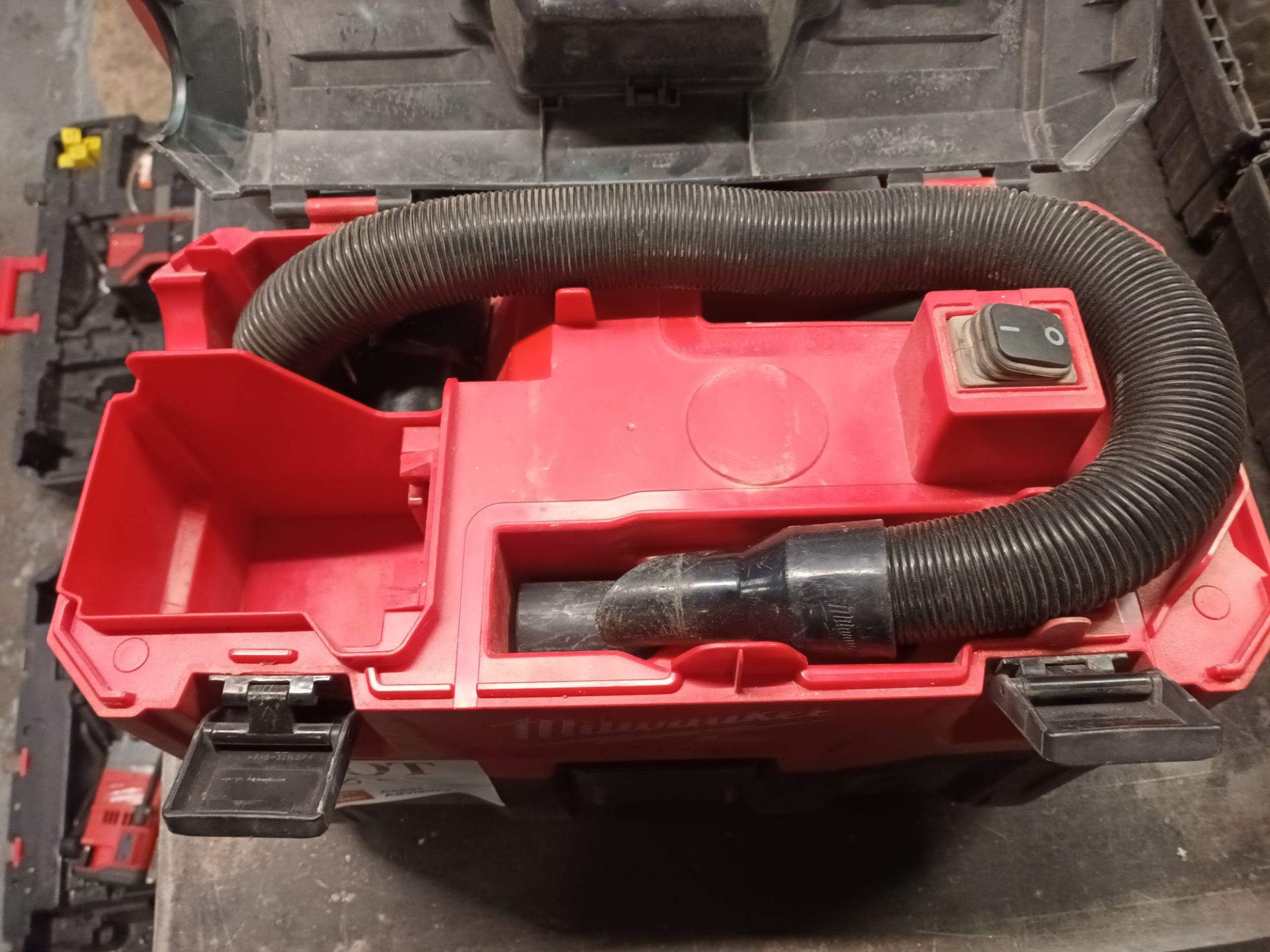 Milwaukee M18 VC-2 dust extraction unit (no battery or charger) - Image 3 of 4