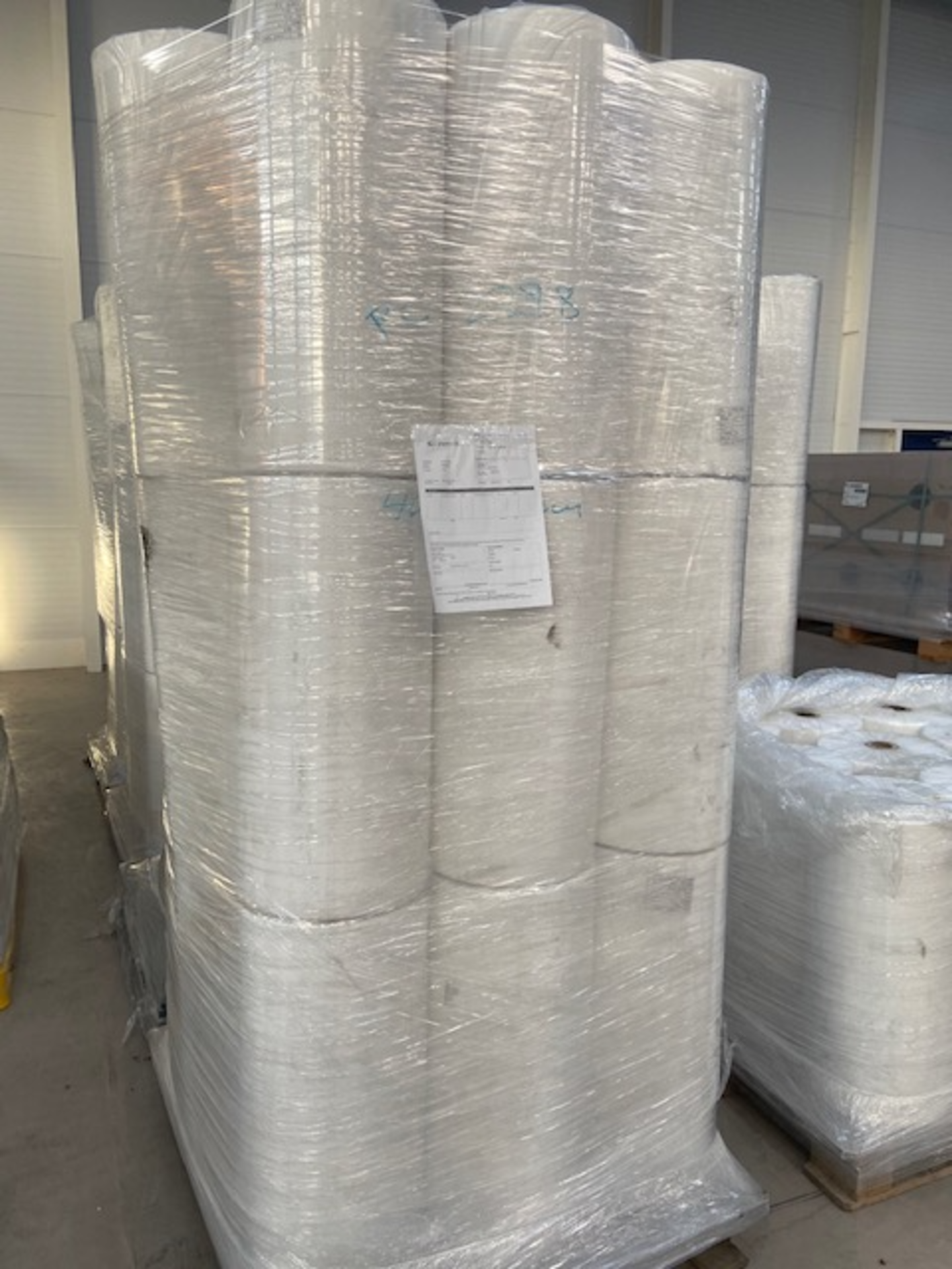 Seven pallets of 27 rolls , 1 pallet of 9 rolls of Spunbound, 500m per roll, amount 99,000 - Image 2 of 5