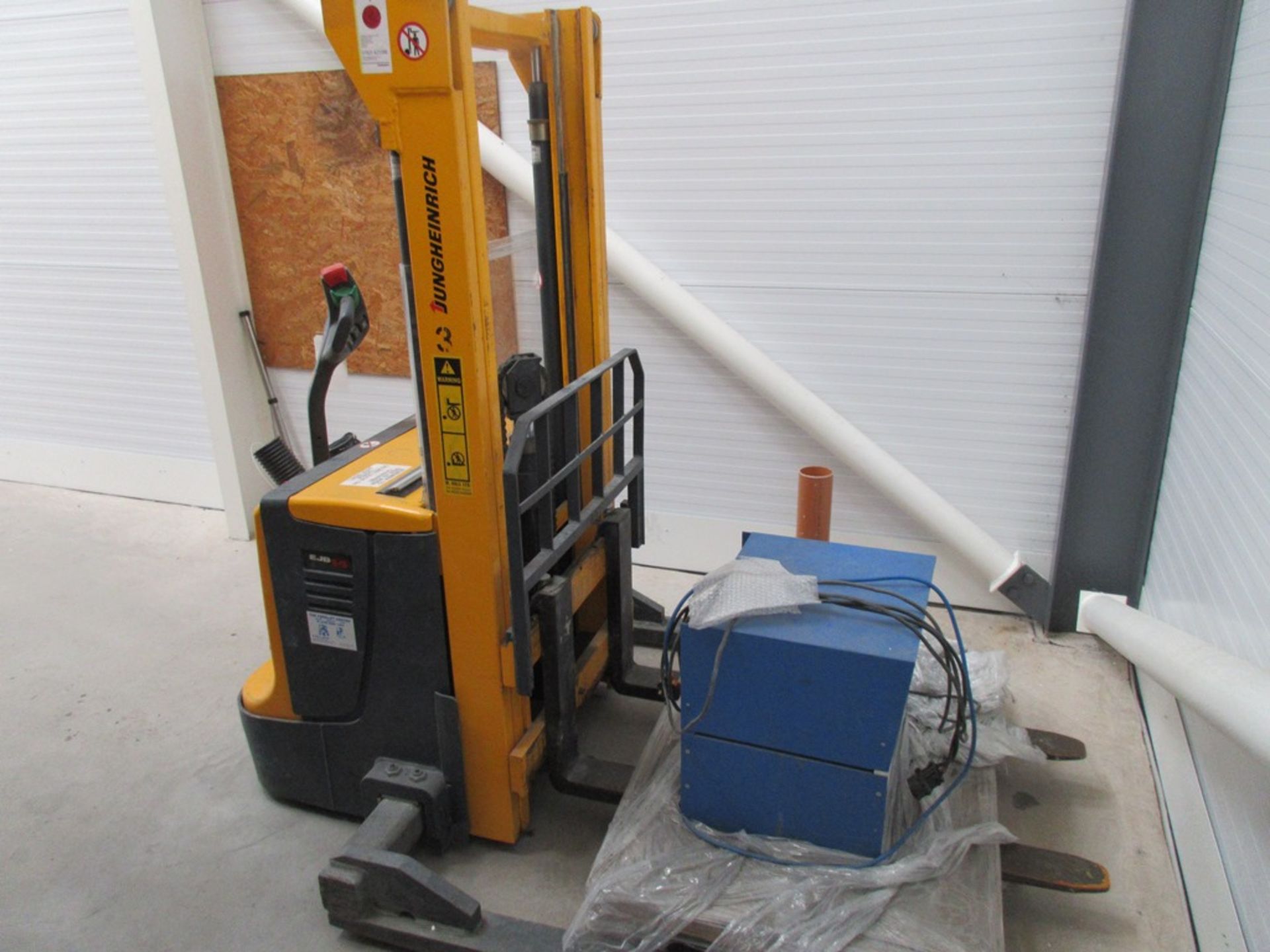 Jungheinrich EJB14 battery operated pedestrian forklift and charger, serial no. 90052971 (2002), - Image 3 of 7