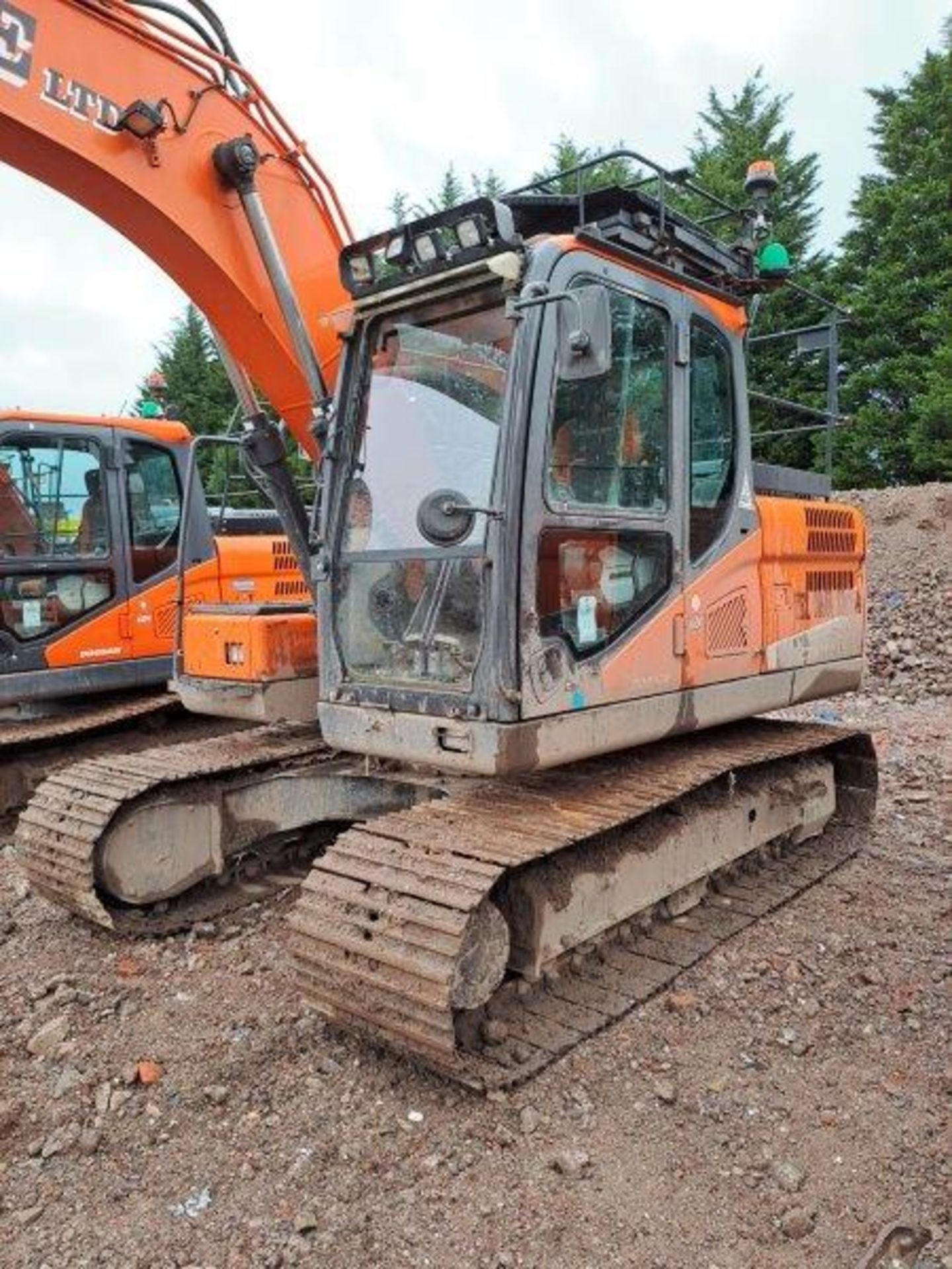 Doosan DX140LC-5 14t excavator, serial no. DHKCEBBRCH0001494, Year: 2017, Hours: 7,418, Key: 1, with - Image 3 of 18