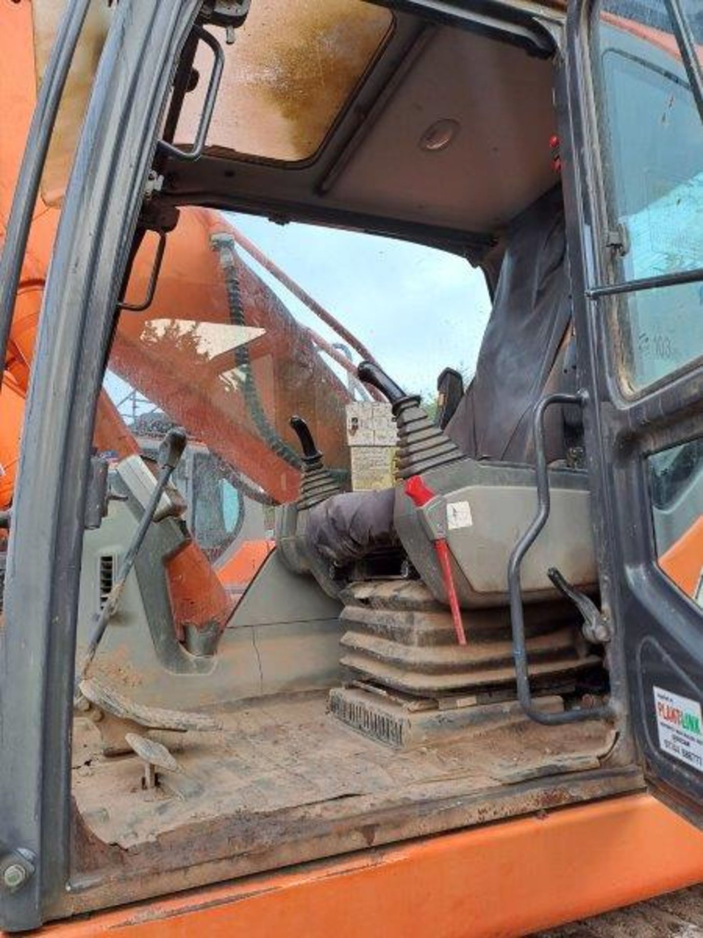Doosan DX255LC-5 25.5t excavator, serial no. DWBHEDFOEC0050591, Year: 2012, Hours: 10,581, Key: 1, - Image 15 of 19