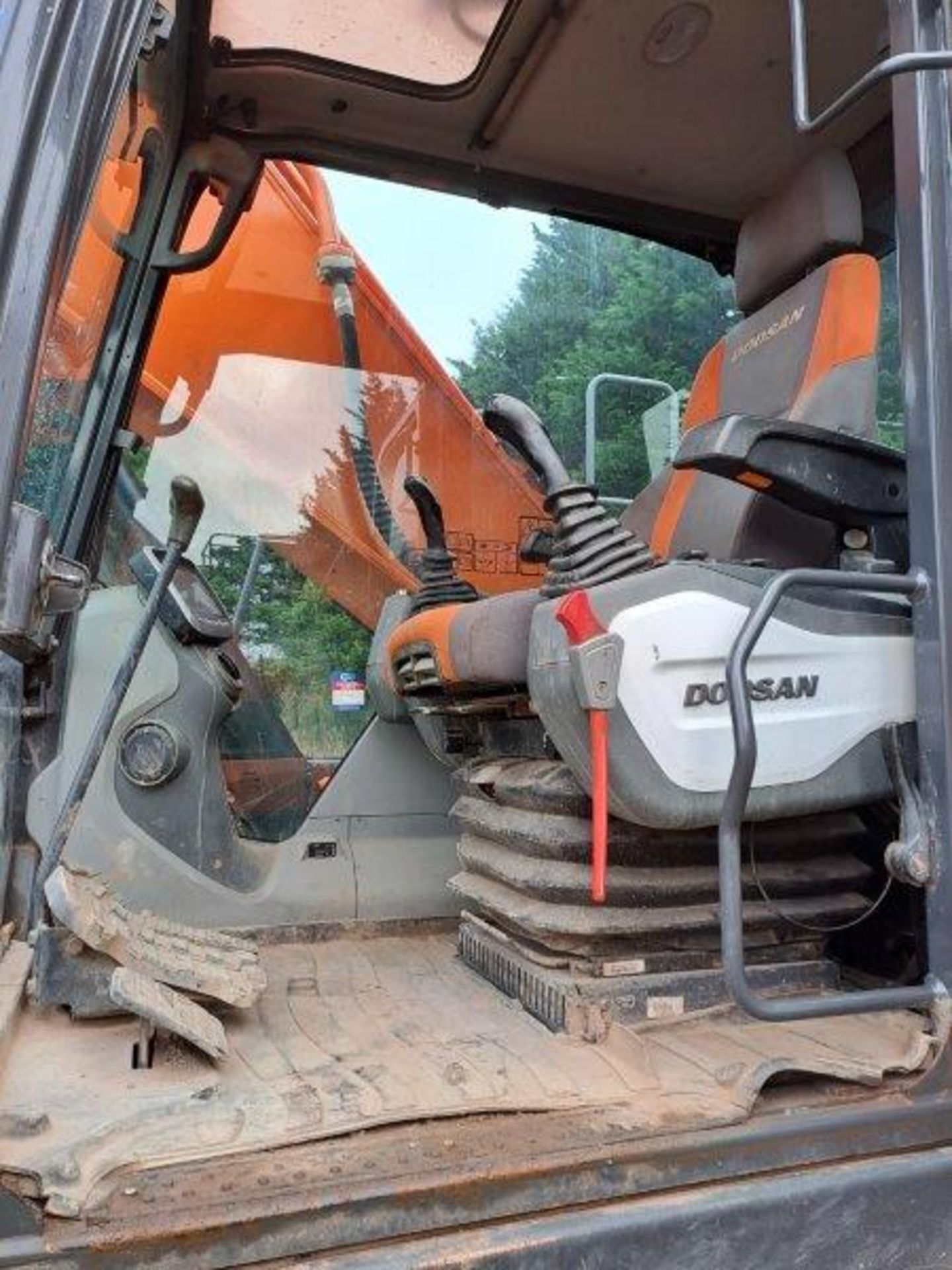 Doosan DX255LC-5 25.5t excavator, serial no. DHKCEBBXAH0001366, Year: 2017, Hours: 6,194, Key: 1, - Image 17 of 21