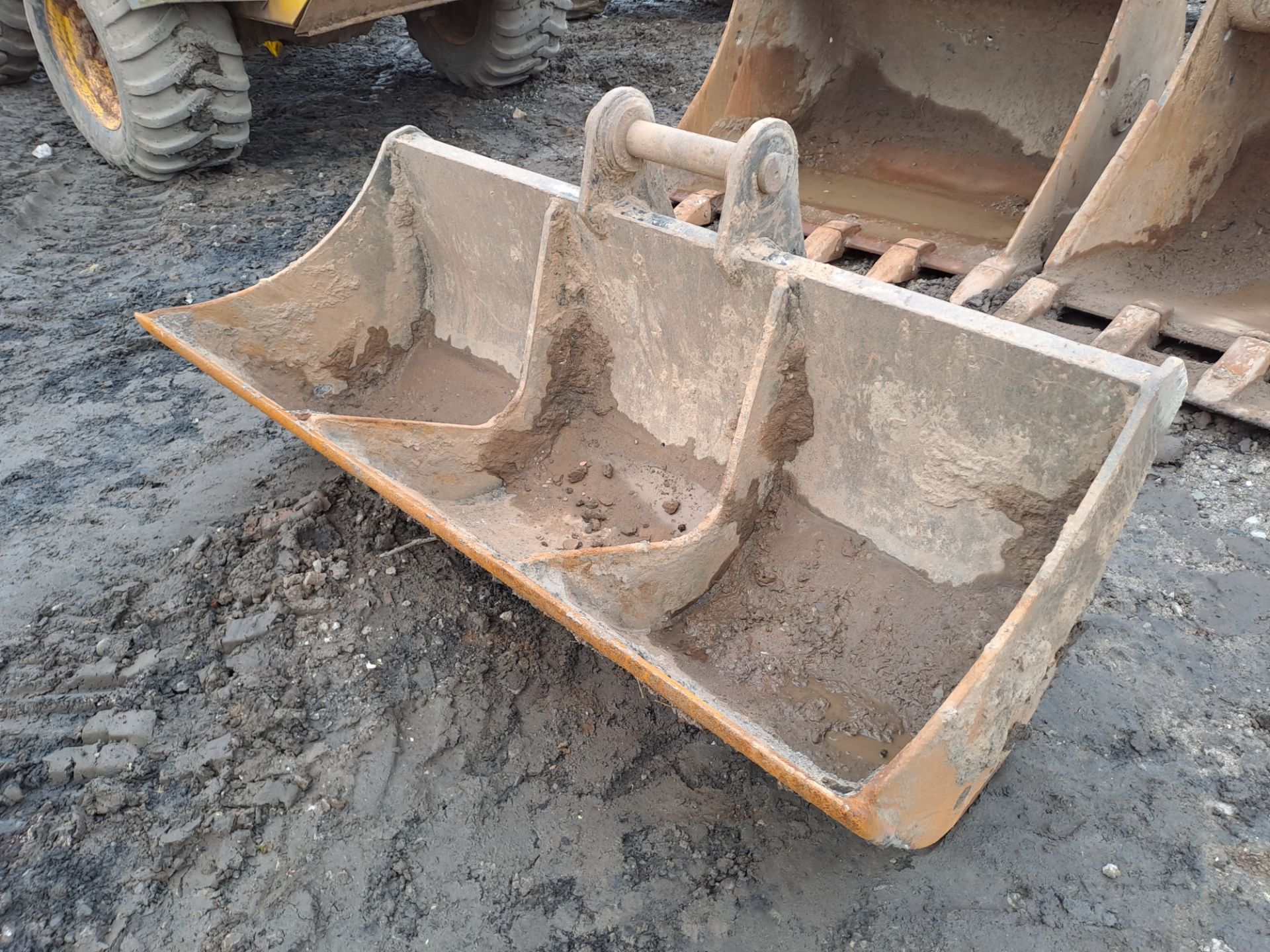 1765mm grading bucket, 65mm pins - Image 2 of 5