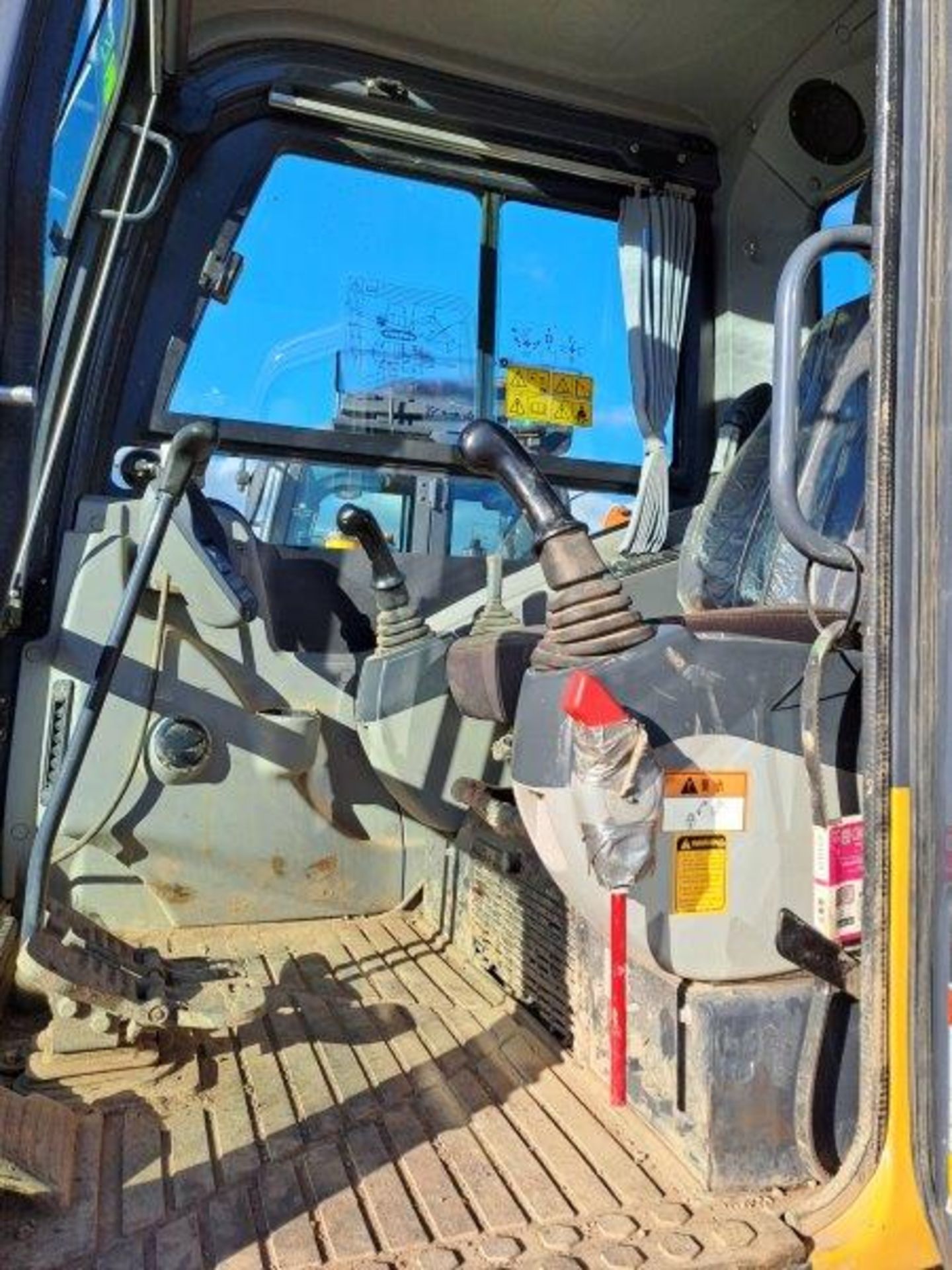 XCMG XE60DA midi excavator, serial no. SUGE0609LMKA38808, hours 850, with blade, air con, seat belt, - Image 16 of 18