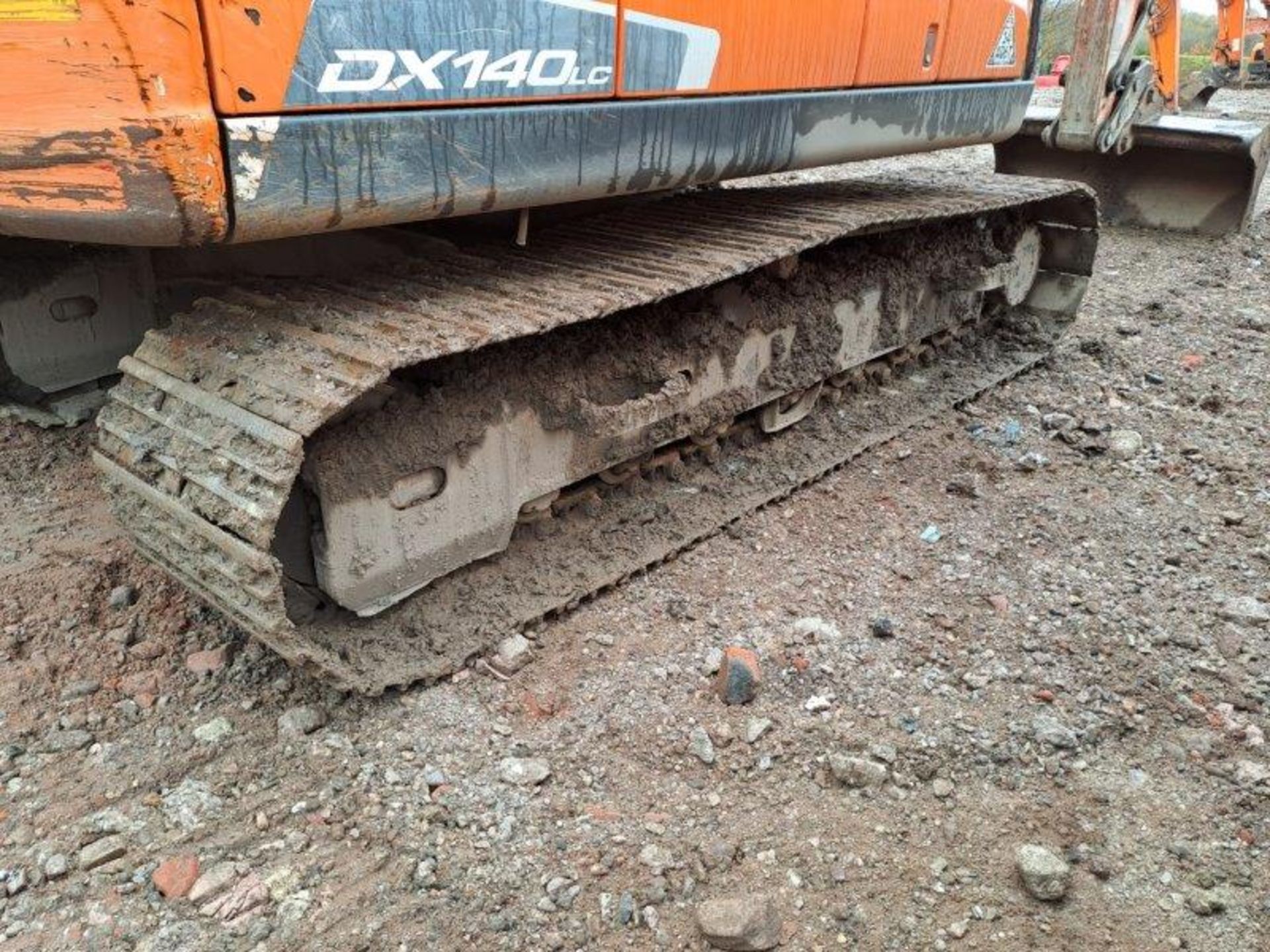 Doosan DX140LC-5 14t excavator, serial no. DHKCEBBRCH0001494, Year: 2017, Hours: 7,418, Key: 1, with - Image 8 of 18