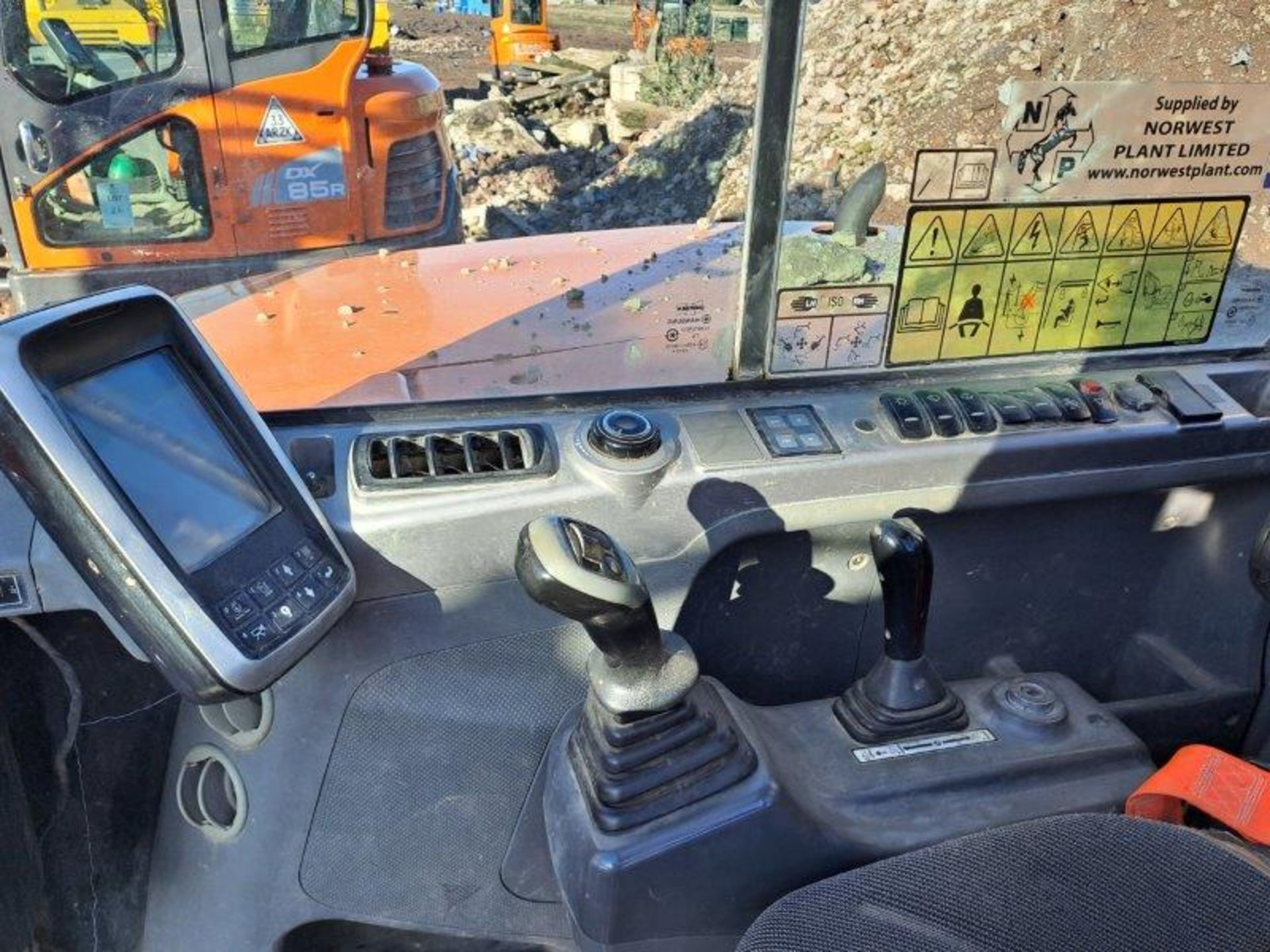 Doosan DX85-3 8t excavator, serial no. DHKCEAAVCH6001915, Year: 2018, Hours: , Key: 1, with blade, - Image 18 of 20