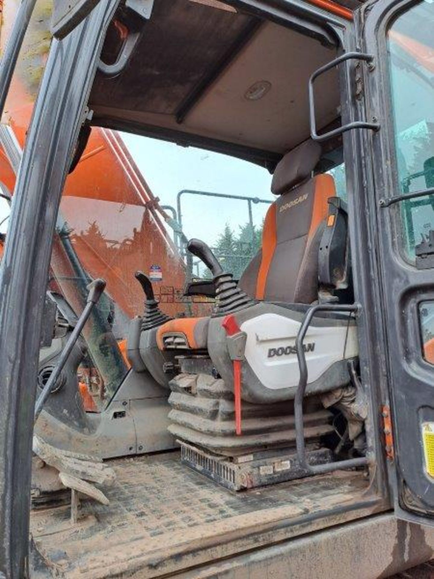 Doosan DX140LC-5 14t excavator, serial no. DHKCEBBRCH0001494, Year: 2017, Hours: 7,418, Key: 1, with - Image 14 of 18