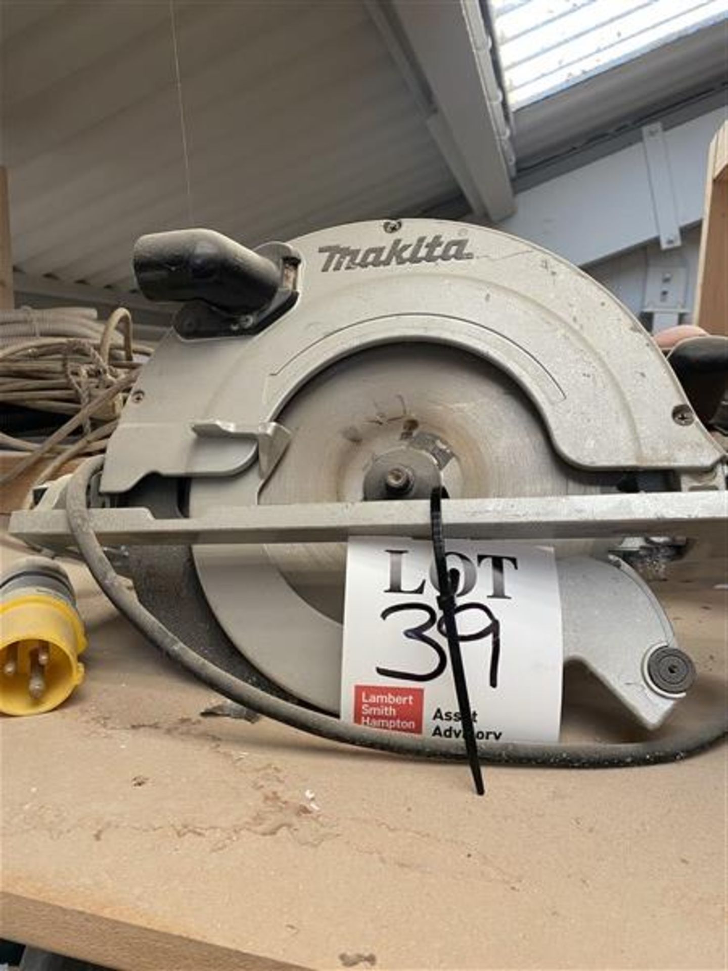 Two Makita bench type circular cut off saws and a Makita circular saw - Bild 2 aus 4