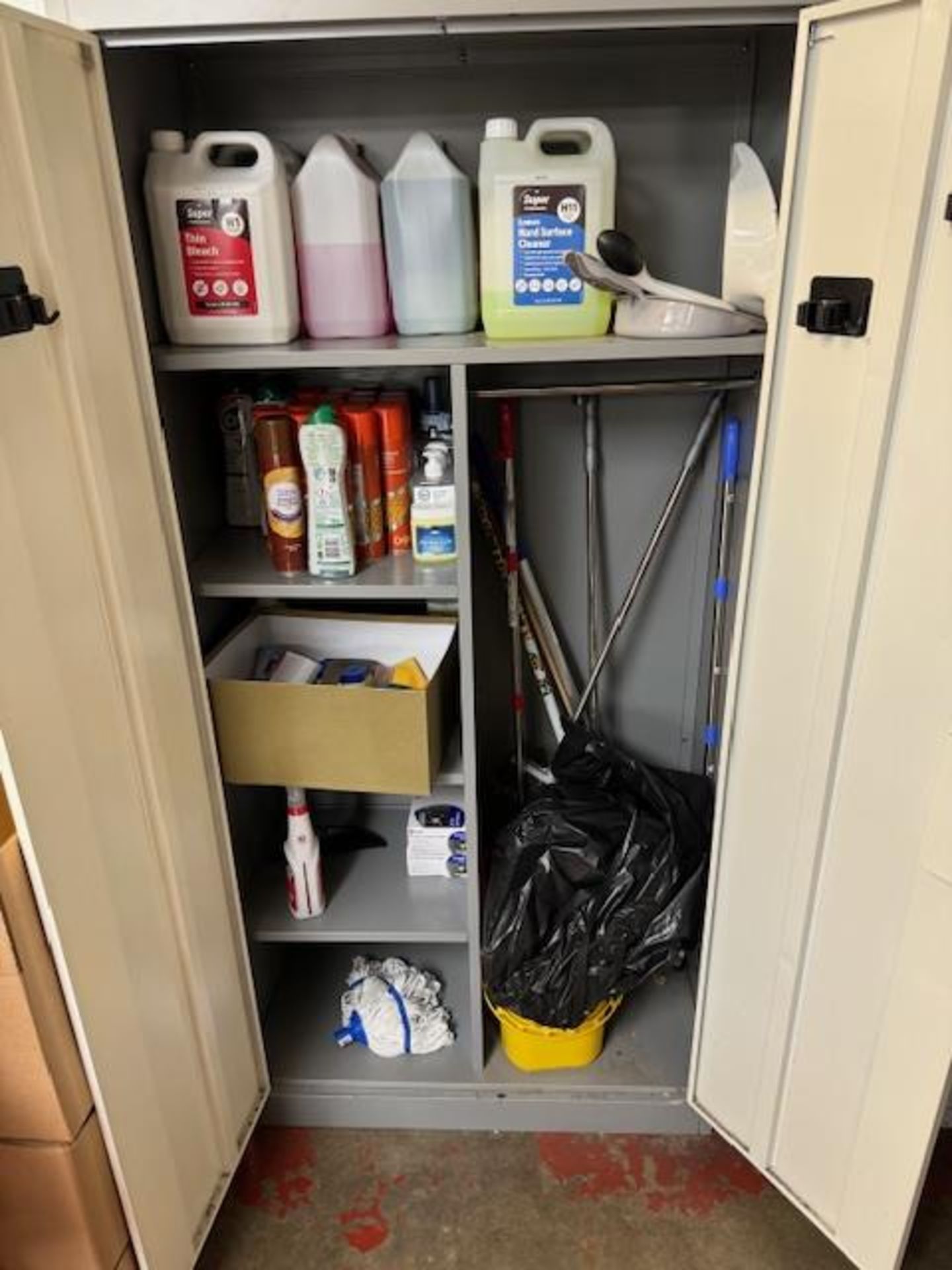 One double door and one single door metal cabinets with various cleaning products (as lotted) - Bild 2 aus 4