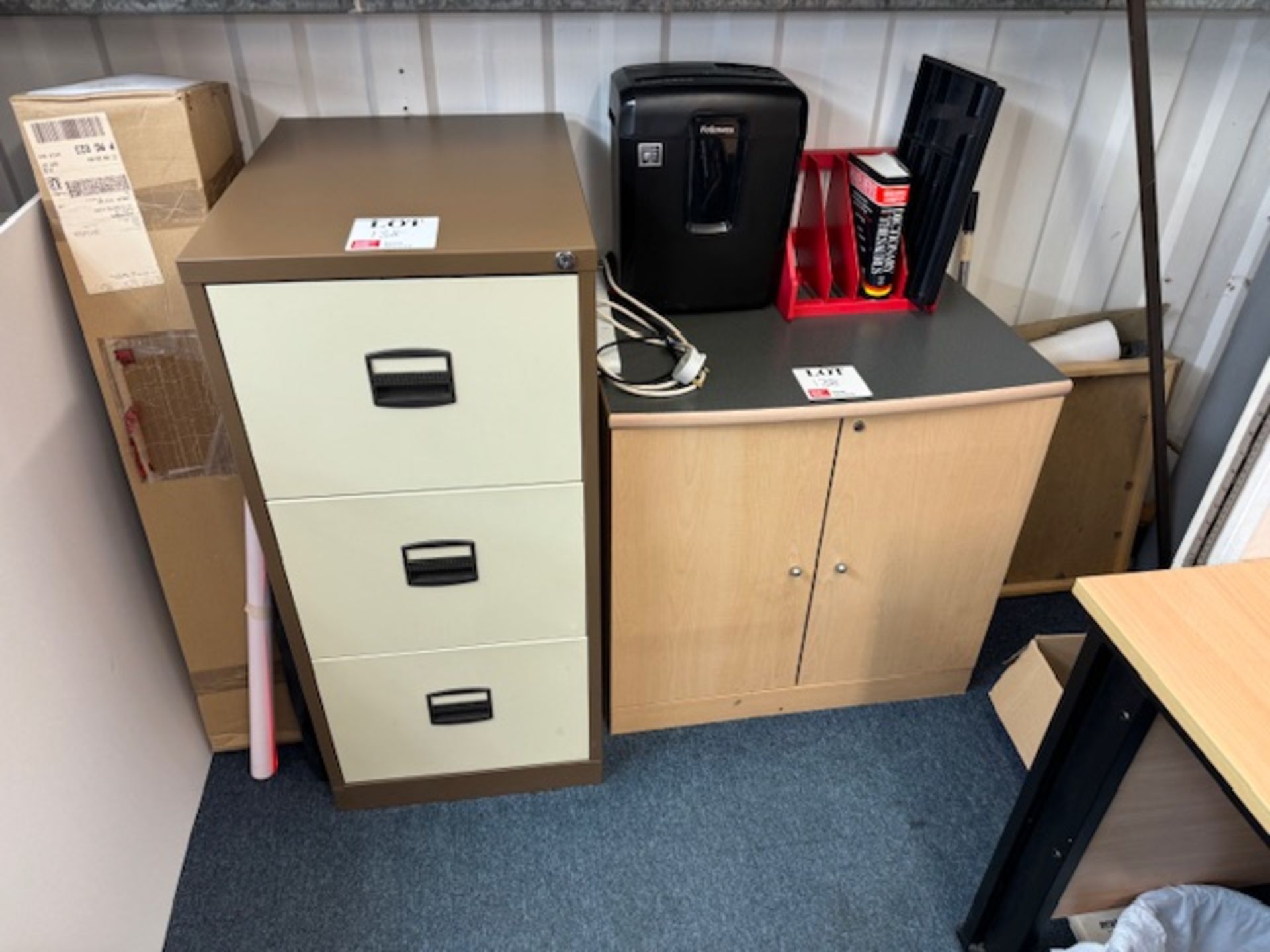 Wave fronted desk, two-door cabinet, three-drawer filing cabinet and three office charts - Bild 2 aus 4