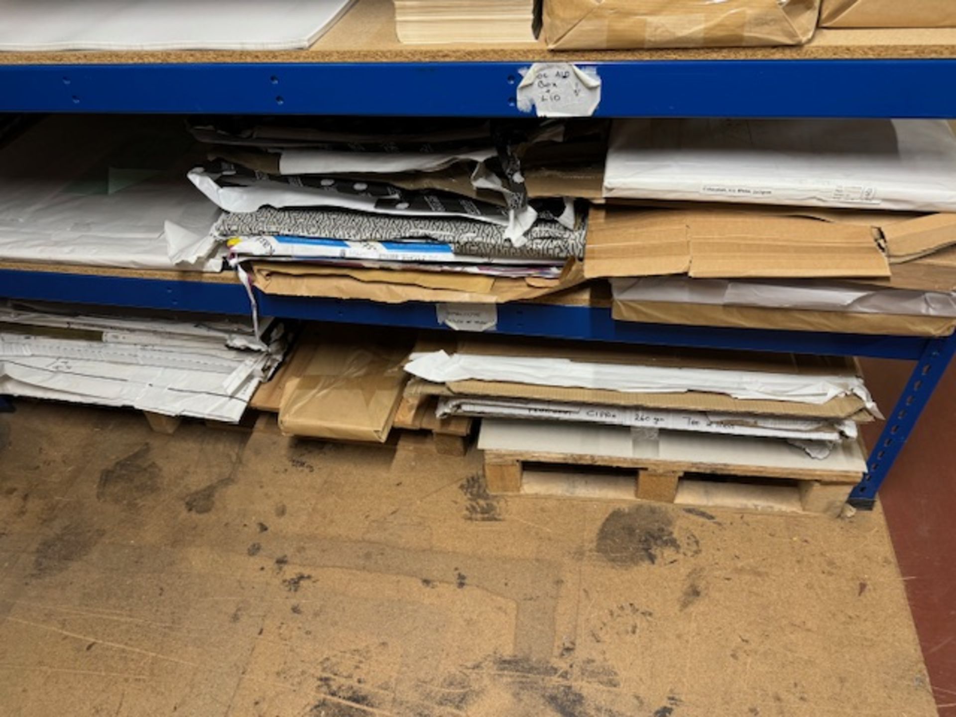 Contents of two racking bays to include a large quantity of various paper, card and tissue (as lotte - Bild 5 aus 7
