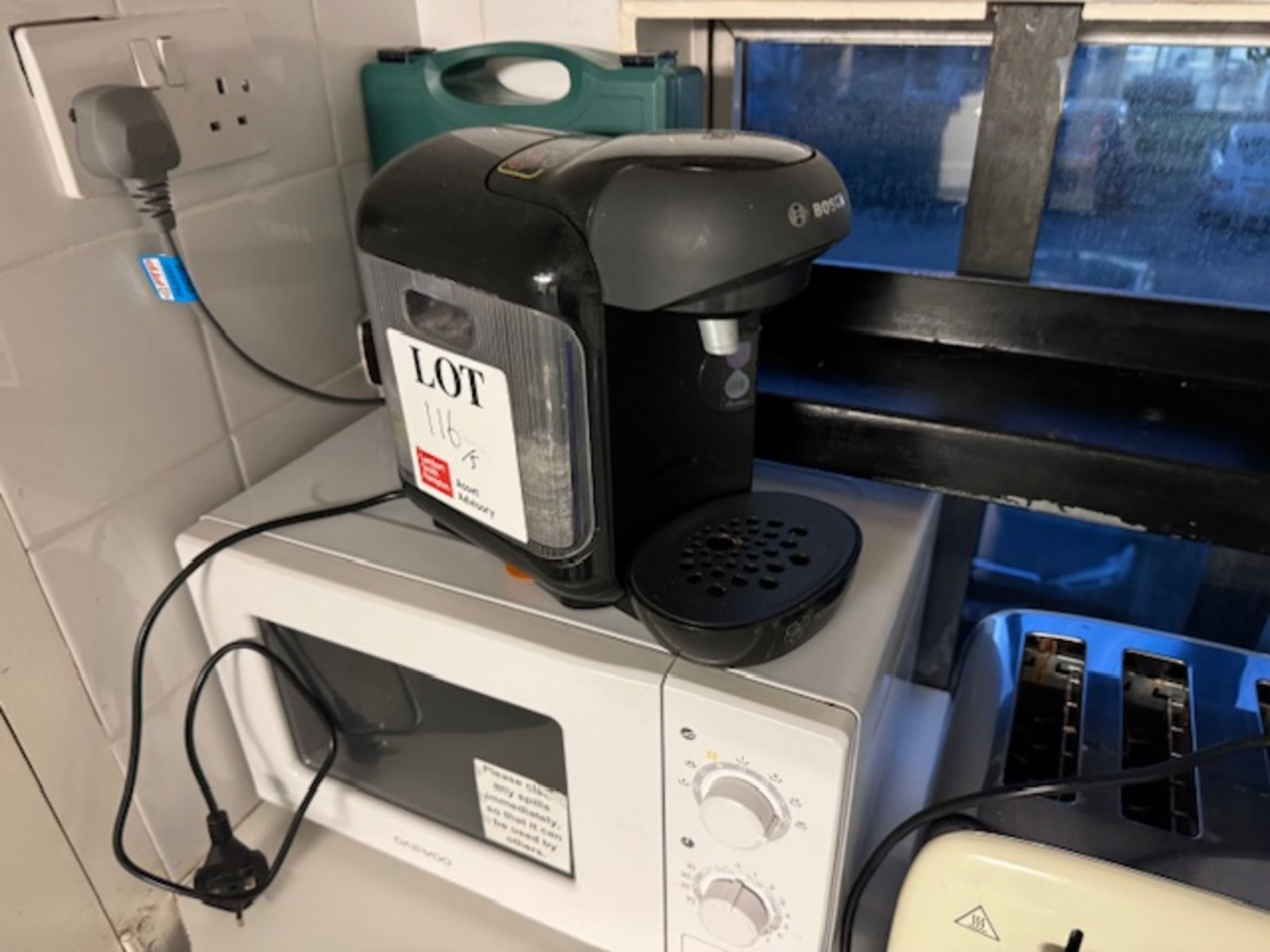 Bosch Tassimo coffee machine, 2 x 4 slice toasters and 2 x microwaves - Bild 2 aus 4