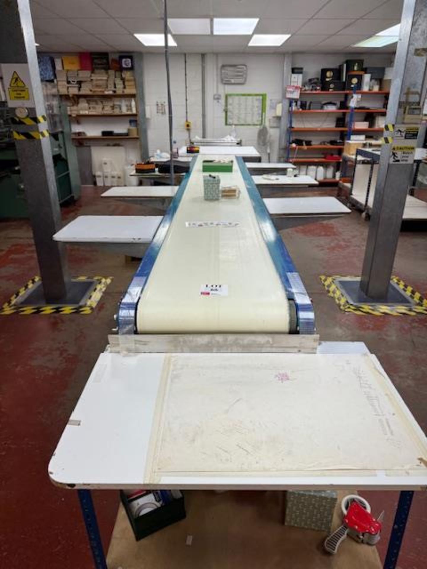 Motorised conveyor with seven operator sections (approximately 470cm length x 50cm width) with lay-u - Image 7 of 8