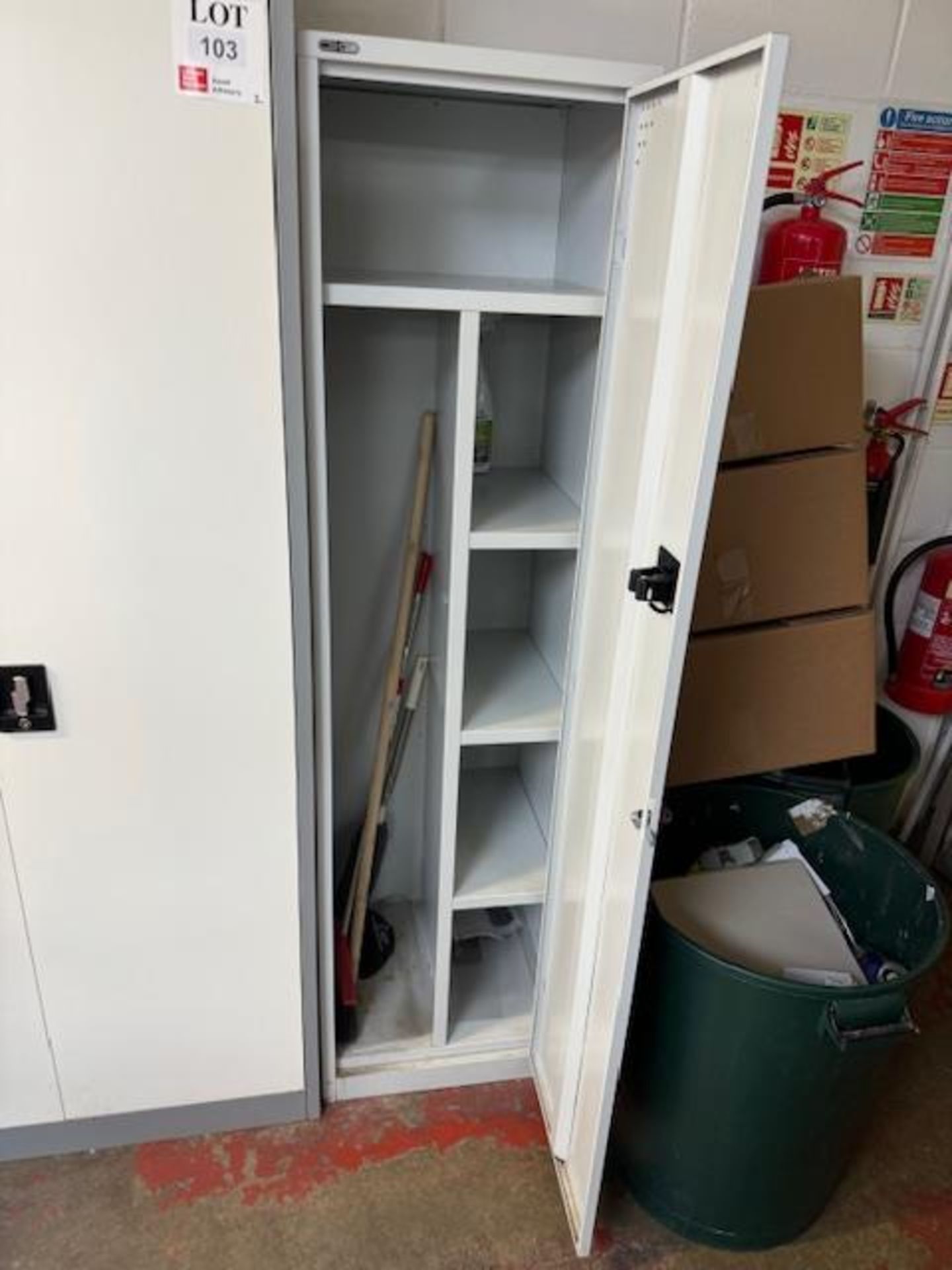 One double door and one single door metal cabinets with various cleaning products (as lotted) - Bild 3 aus 4