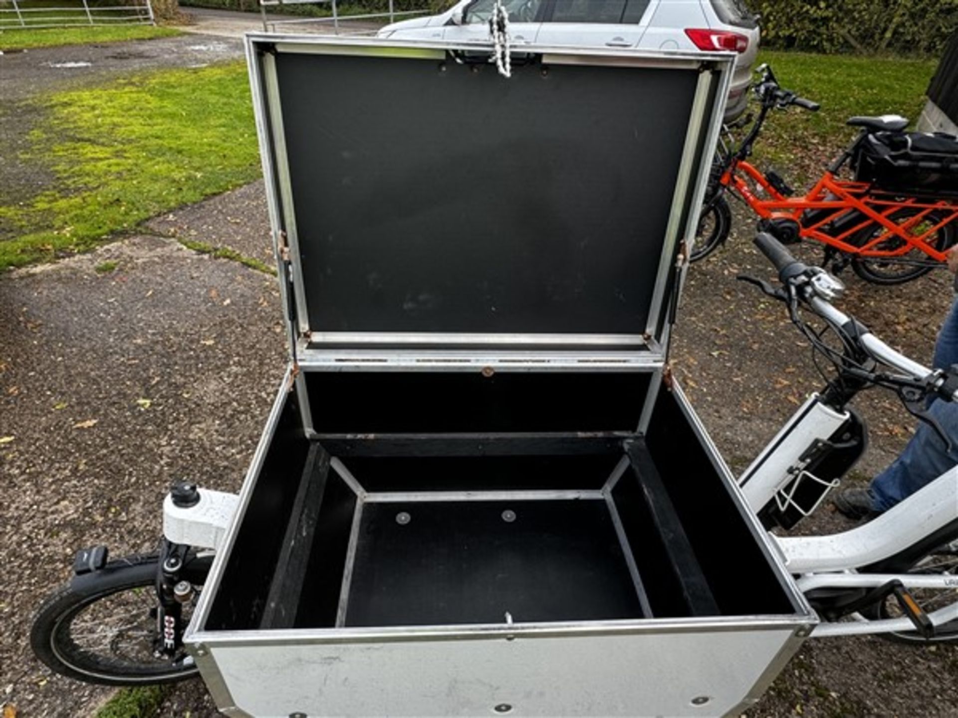 Urban Arrow 2 wheeled electric cargo bike, with denting custom flight case, serial no. 200809-RfMM - Image 7 of 9