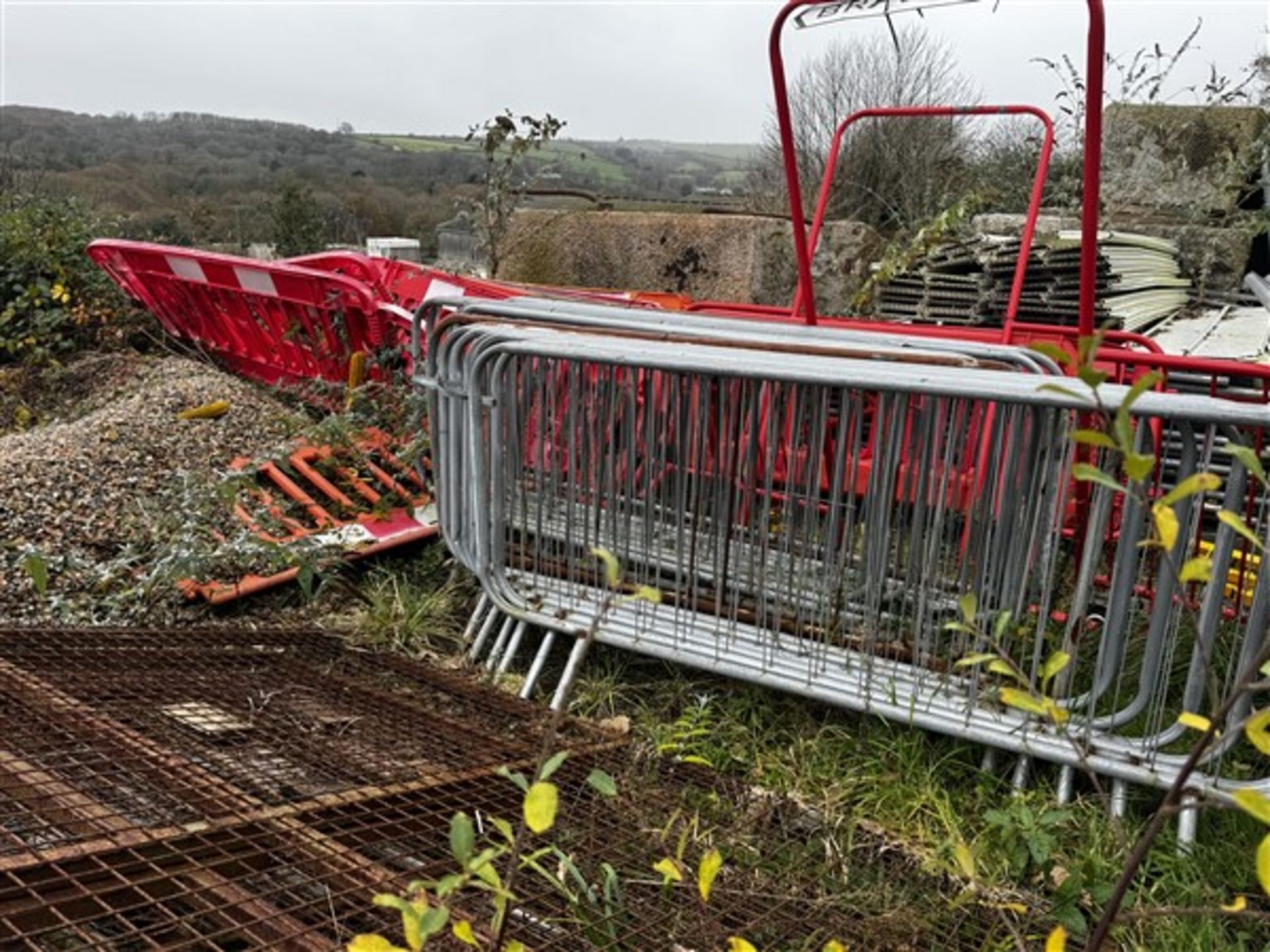 Assorted quantity of metal and plastic pedestrian barriers - Image 4 of 6