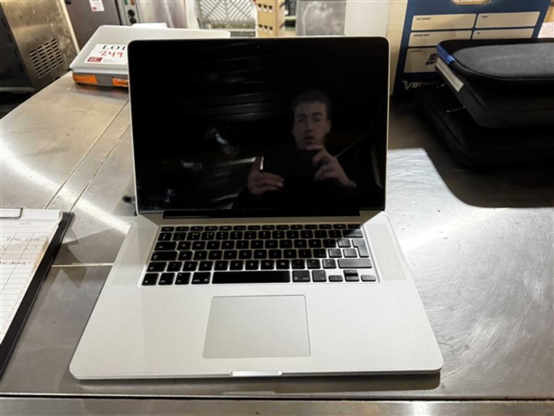 Mac Book Pro SN: C02NF02NG3QN With charger & cary case - Image 2 of 5