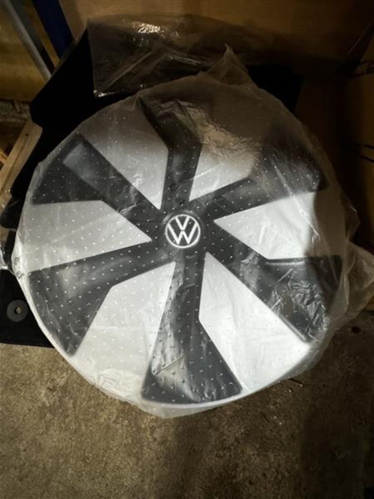 One Toyota 17" wheel, one VW 19.5" hub cap with assorted car mats - Image 3 of 4