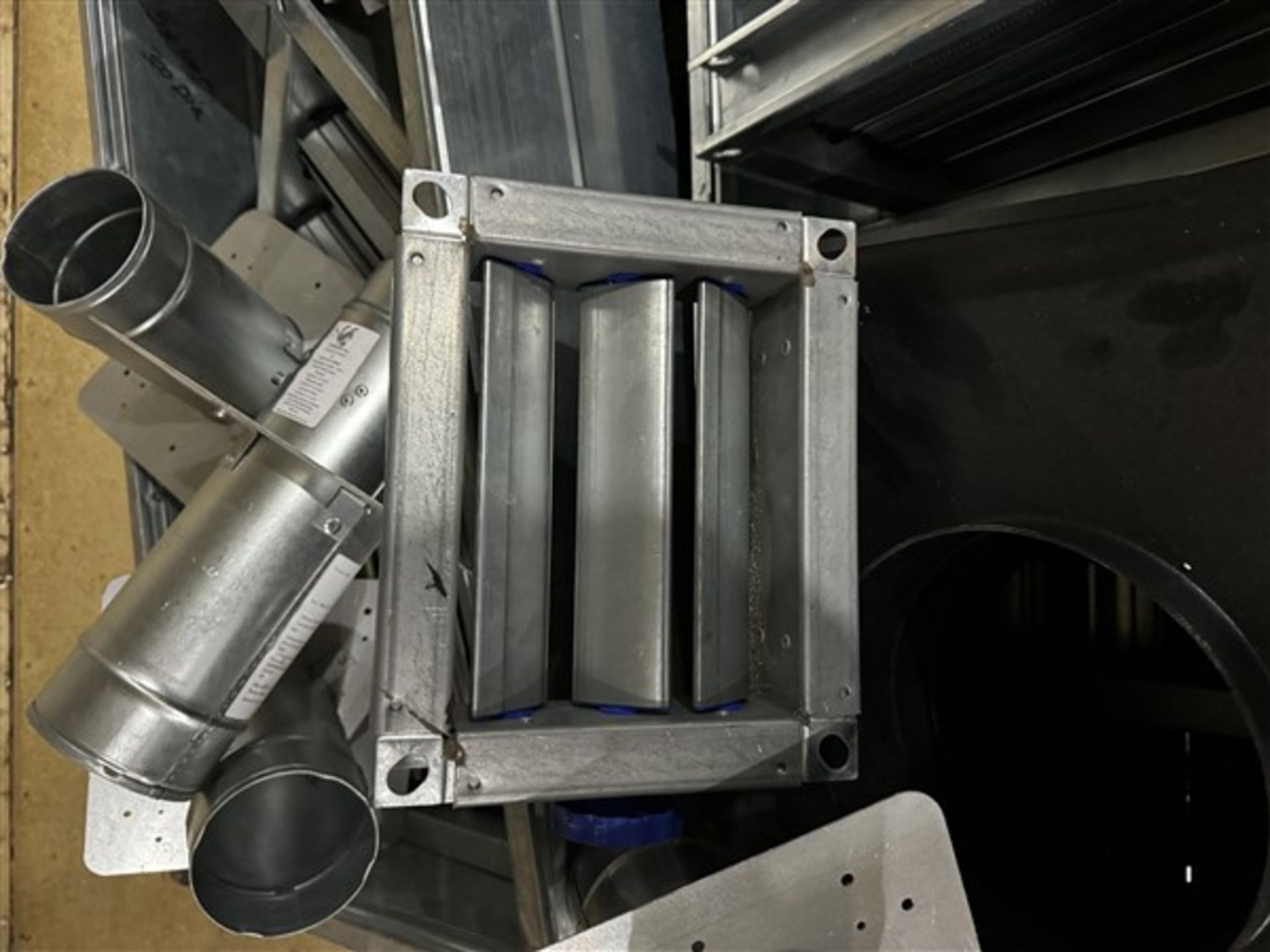 Assorted sized manual air vents and ducting inline vents - Image 3 of 7