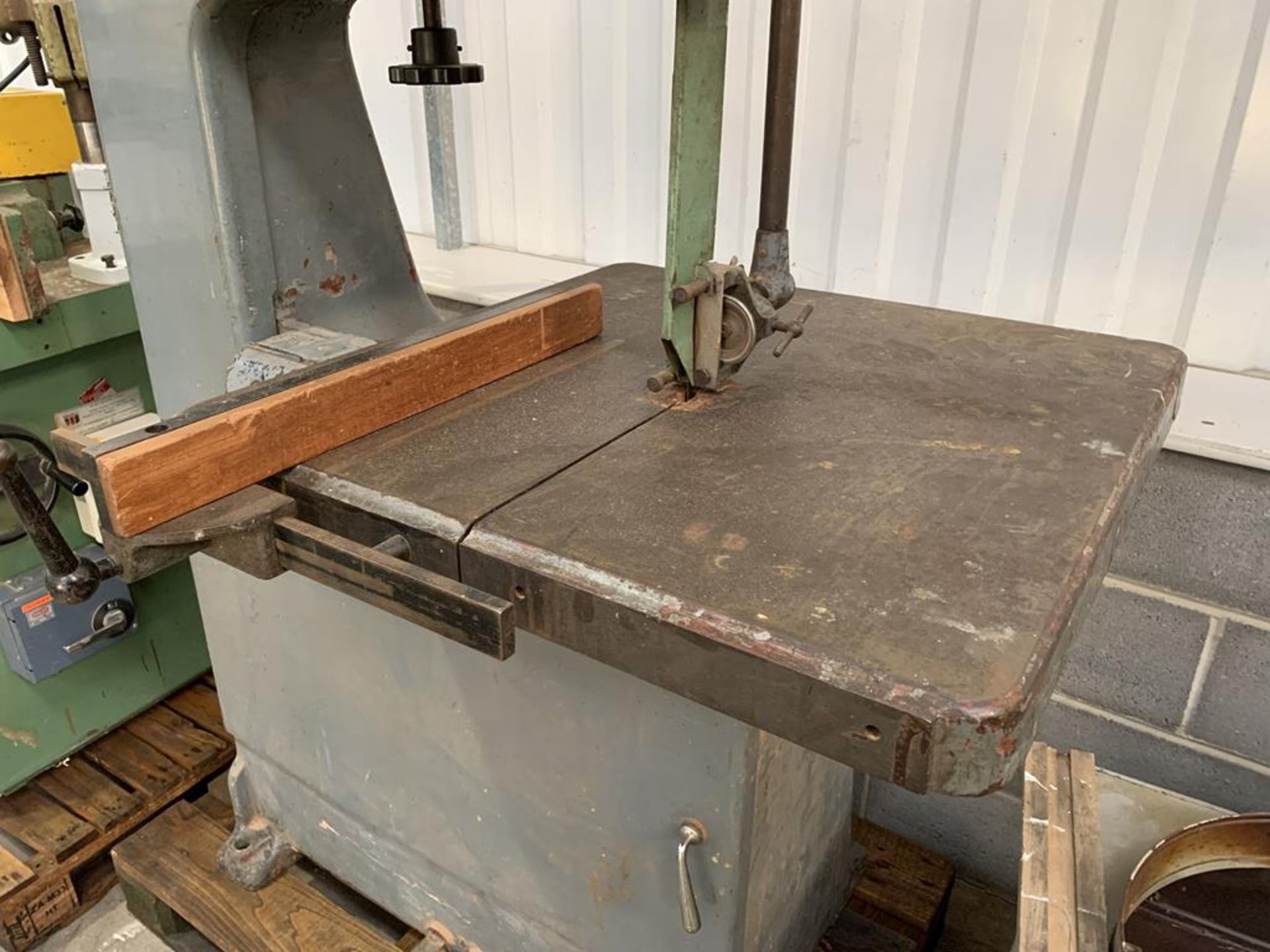Robinson Heavy Duty Vertical Bandsaw with Foot Brake. 3phase - Image 2 of 7