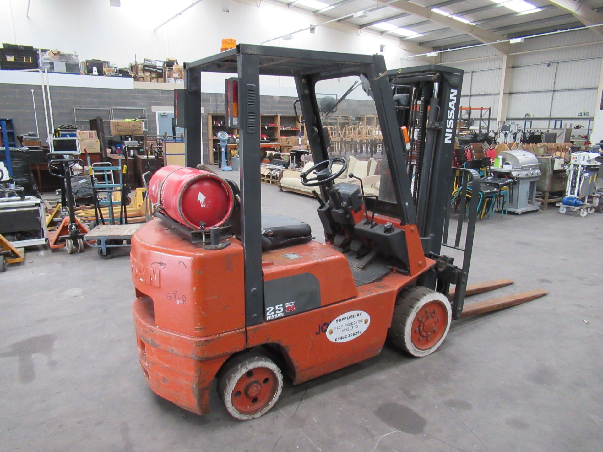Nissan 25 Gas Powered Forklift Truck with Sideshift Attachment, Max Capacity 2500kg. Drives and Oper - Image 4 of 9