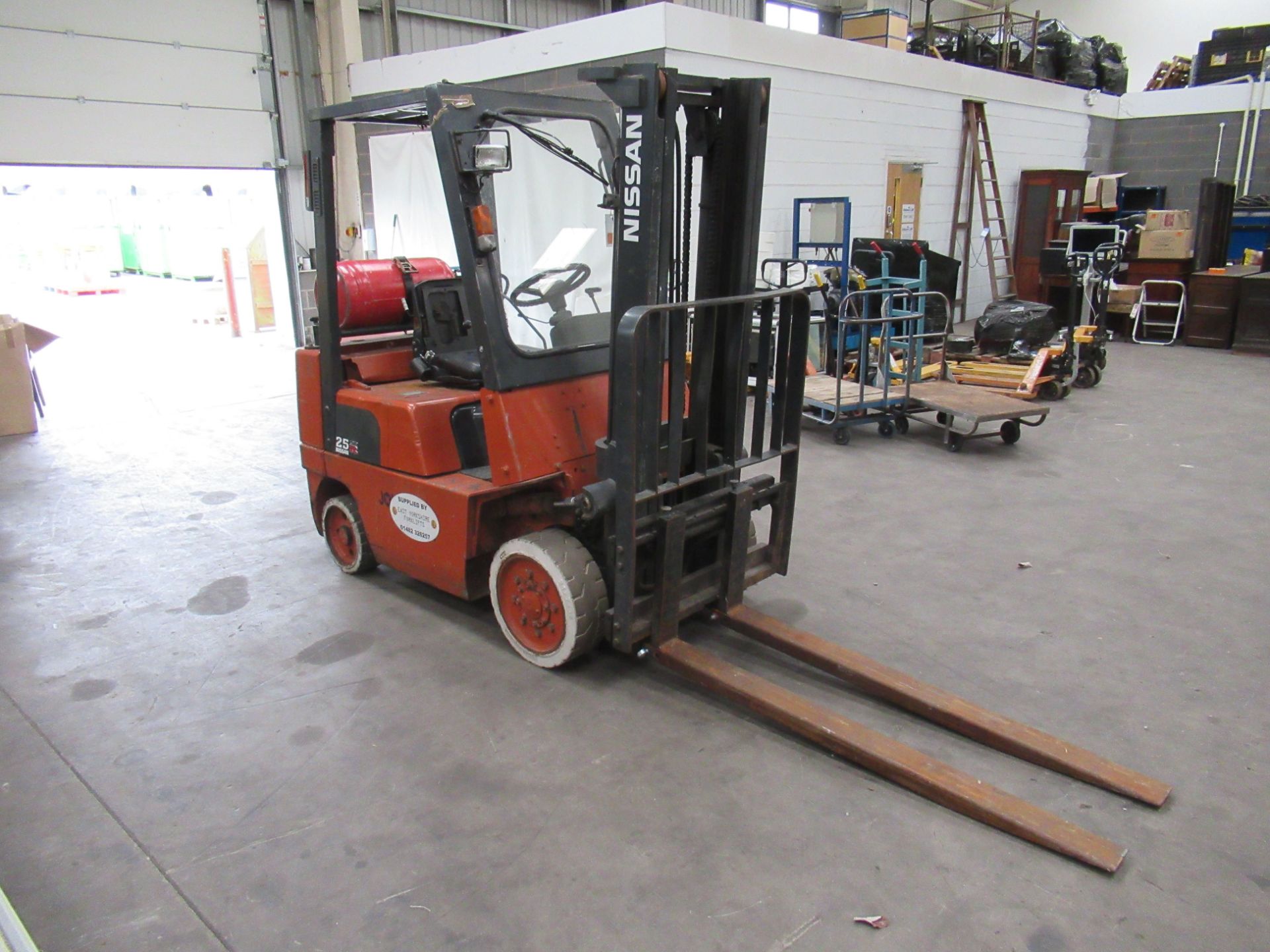 Nissan 25 Gas Powered Forklift Truck with Sideshift Attachment, Max Capacity 2500kg. Drives and Oper - Image 3 of 9