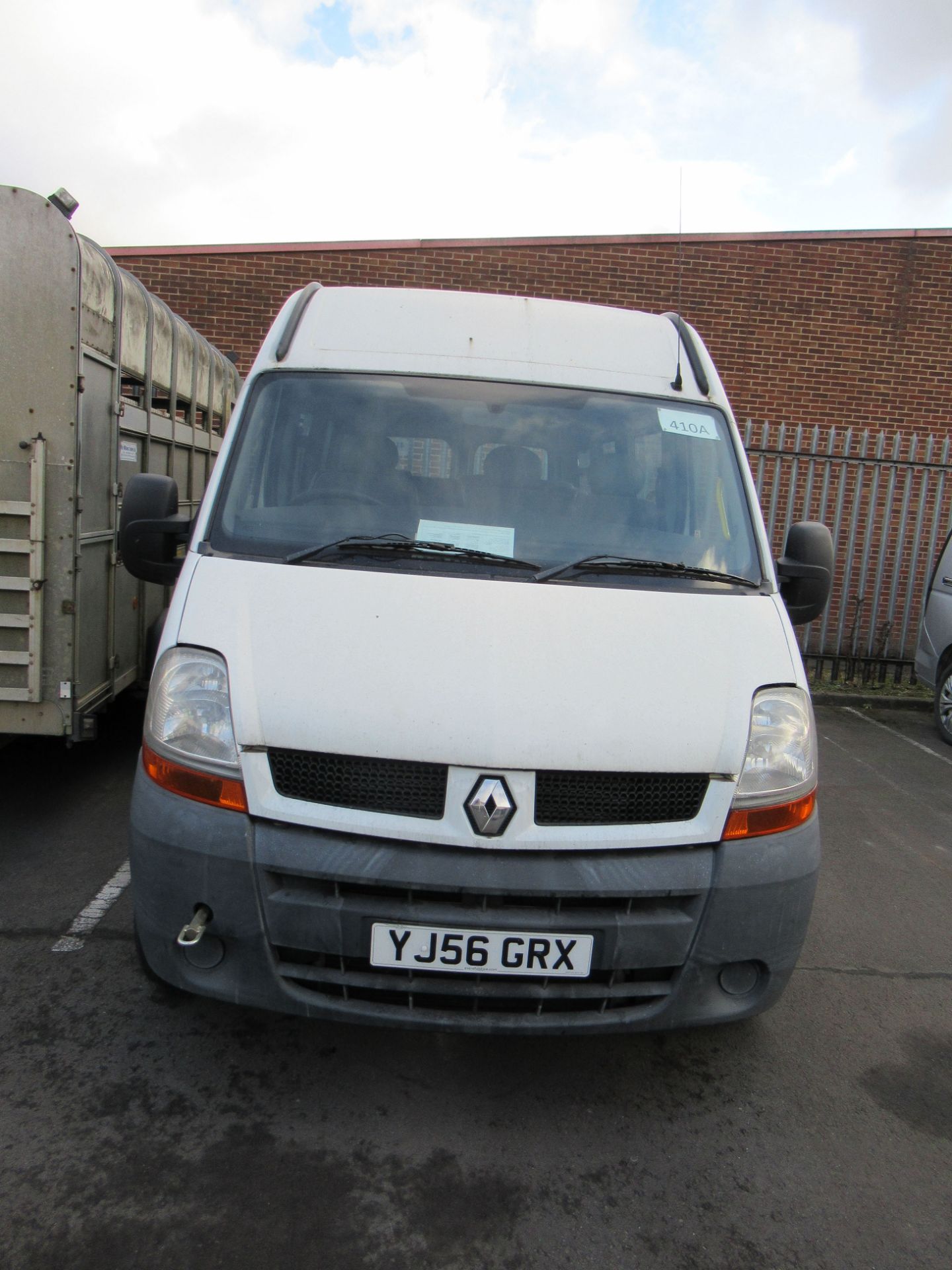 A Renault Dci 120 Mini Bus - Image 2 of 21
