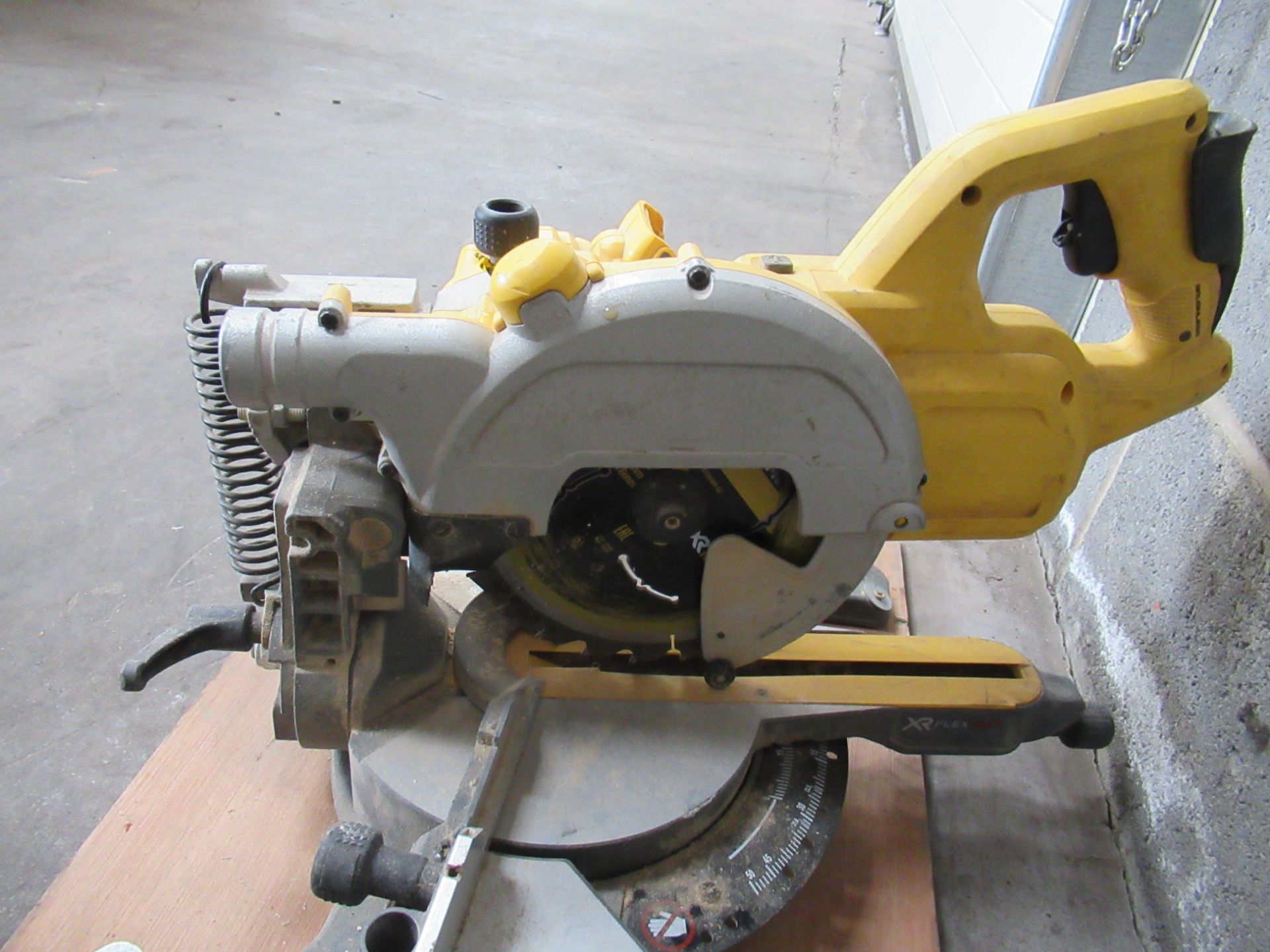 DeWalt DCS777 Battery Powered Mitre Saw - missing battery - Image 4 of 5