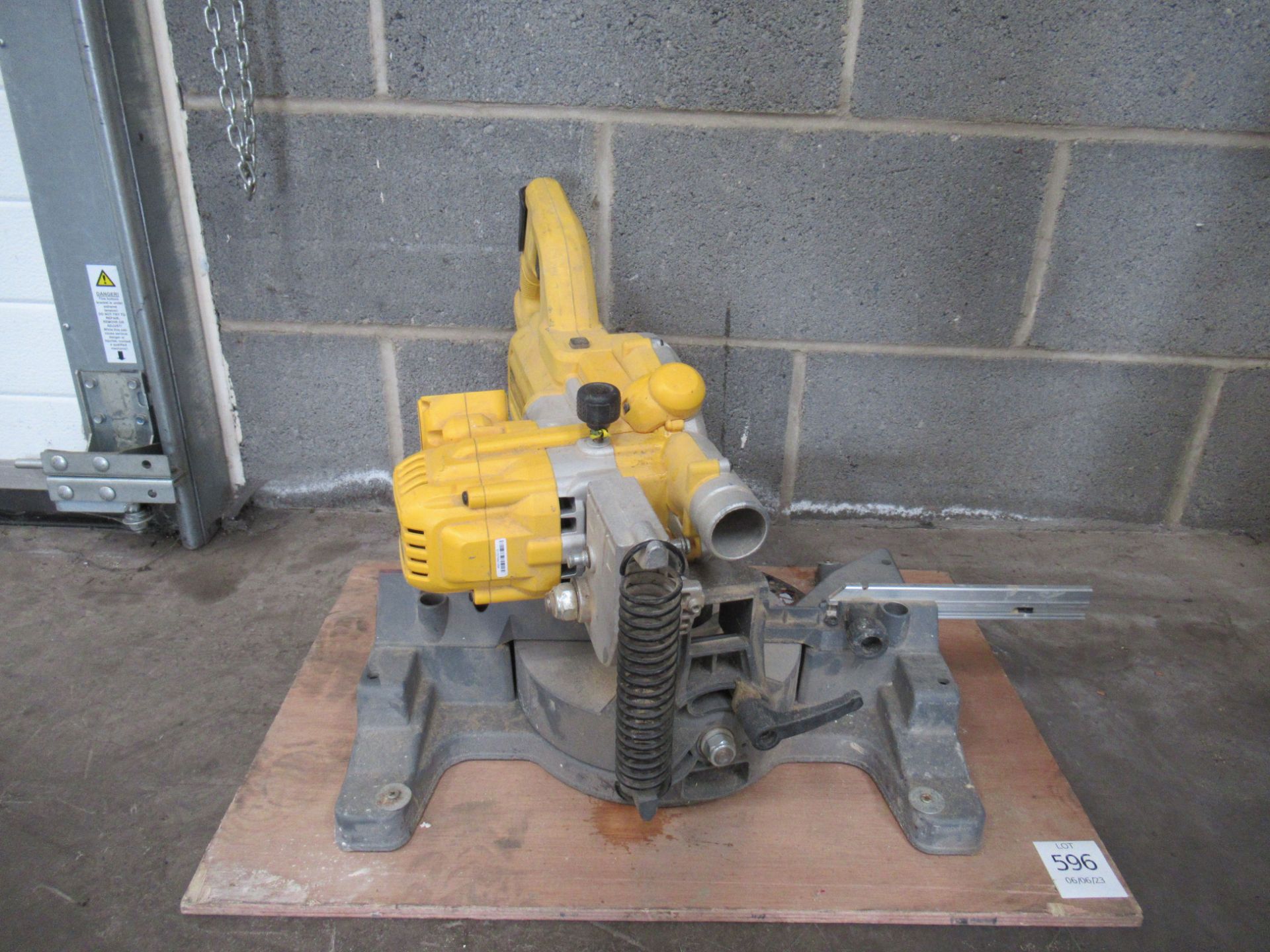 DeWalt DCS777 Battery Powered Mitre Saw - missing battery