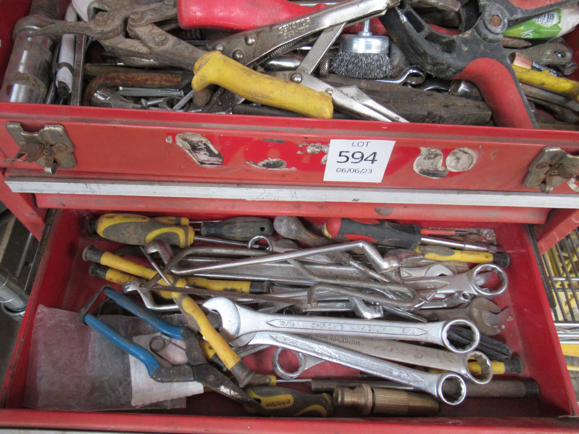 Contents of Shelf inc. toolbox, Hitchi grinder and Erbauer circular saw - Image 4 of 6