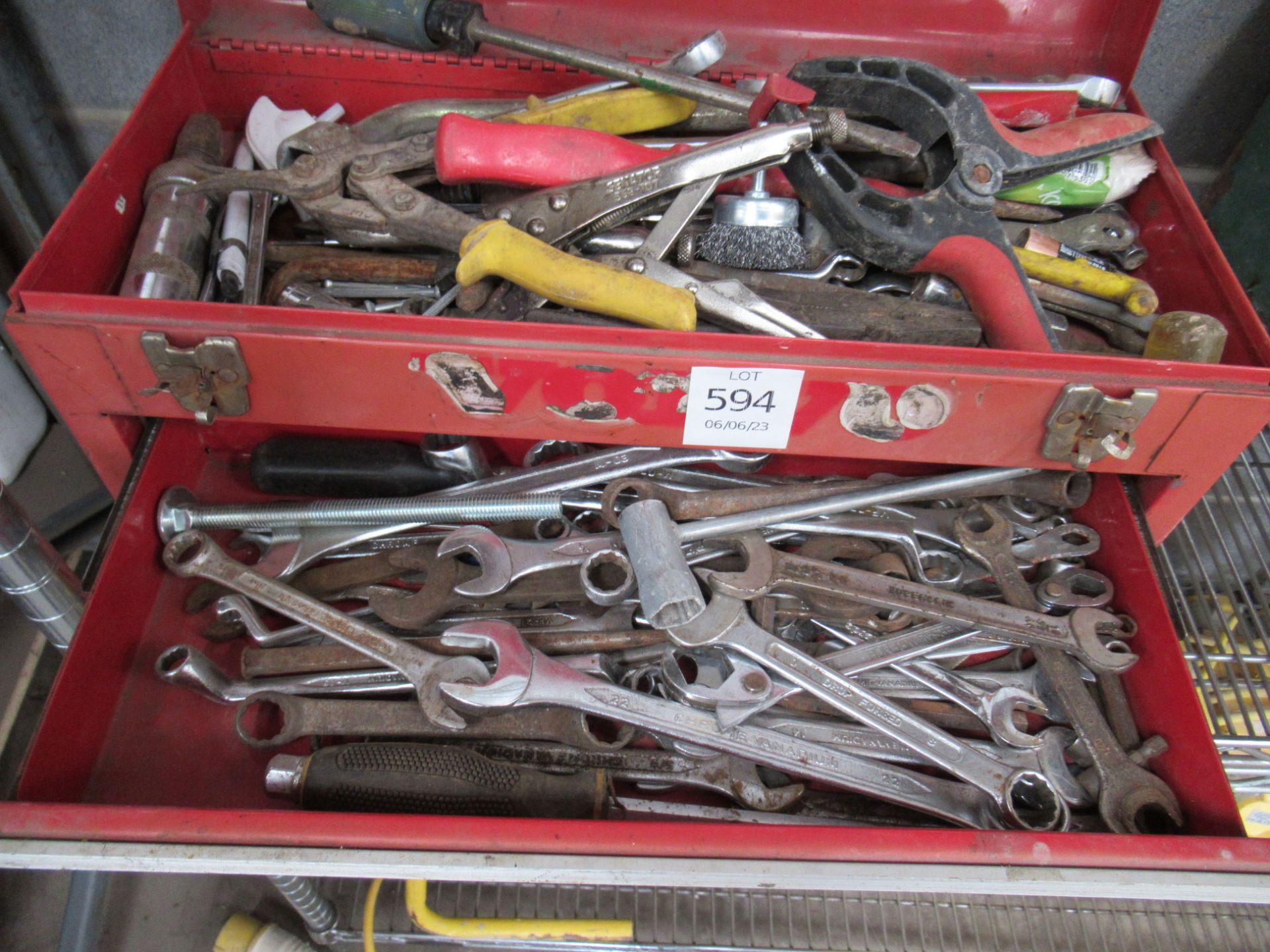 Contents of Shelf inc. toolbox, Hitchi grinder and Erbauer circular saw - Image 3 of 6