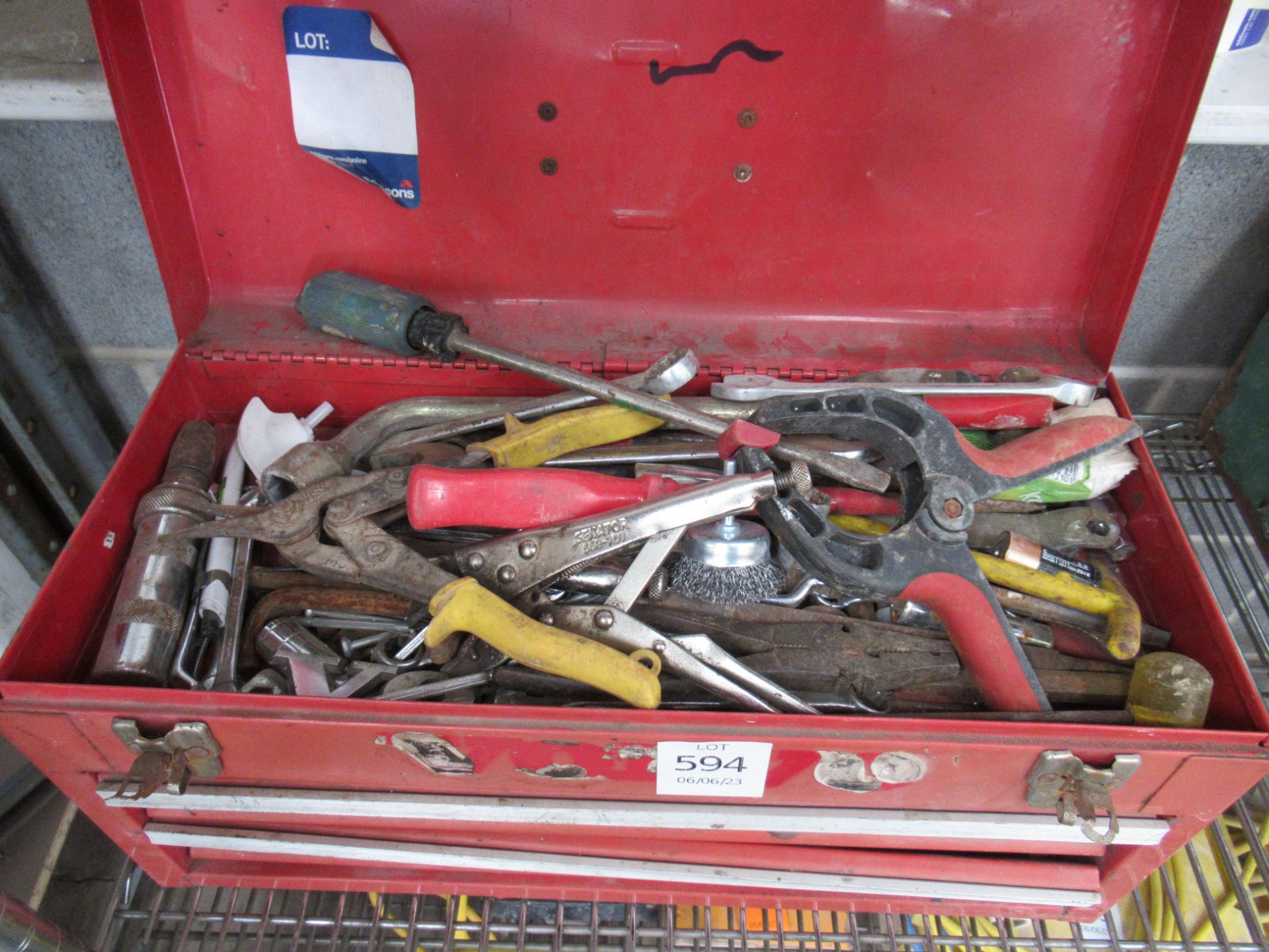 Contents of Shelf inc. toolbox, Hitchi grinder and Erbauer circular saw - Image 2 of 6