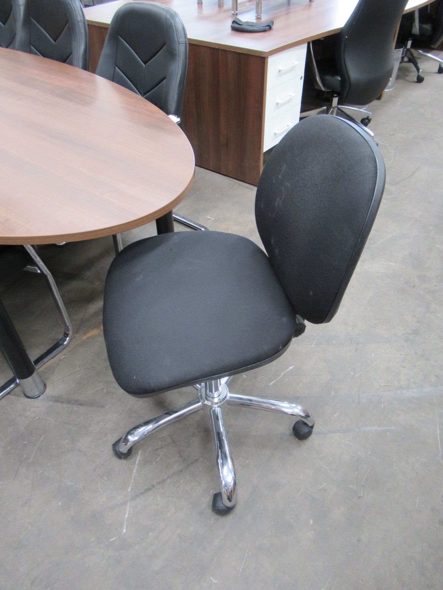 Boardroom Table with 6x Meeting Room Chairs and 2x Operators Chairs - Image 3 of 3