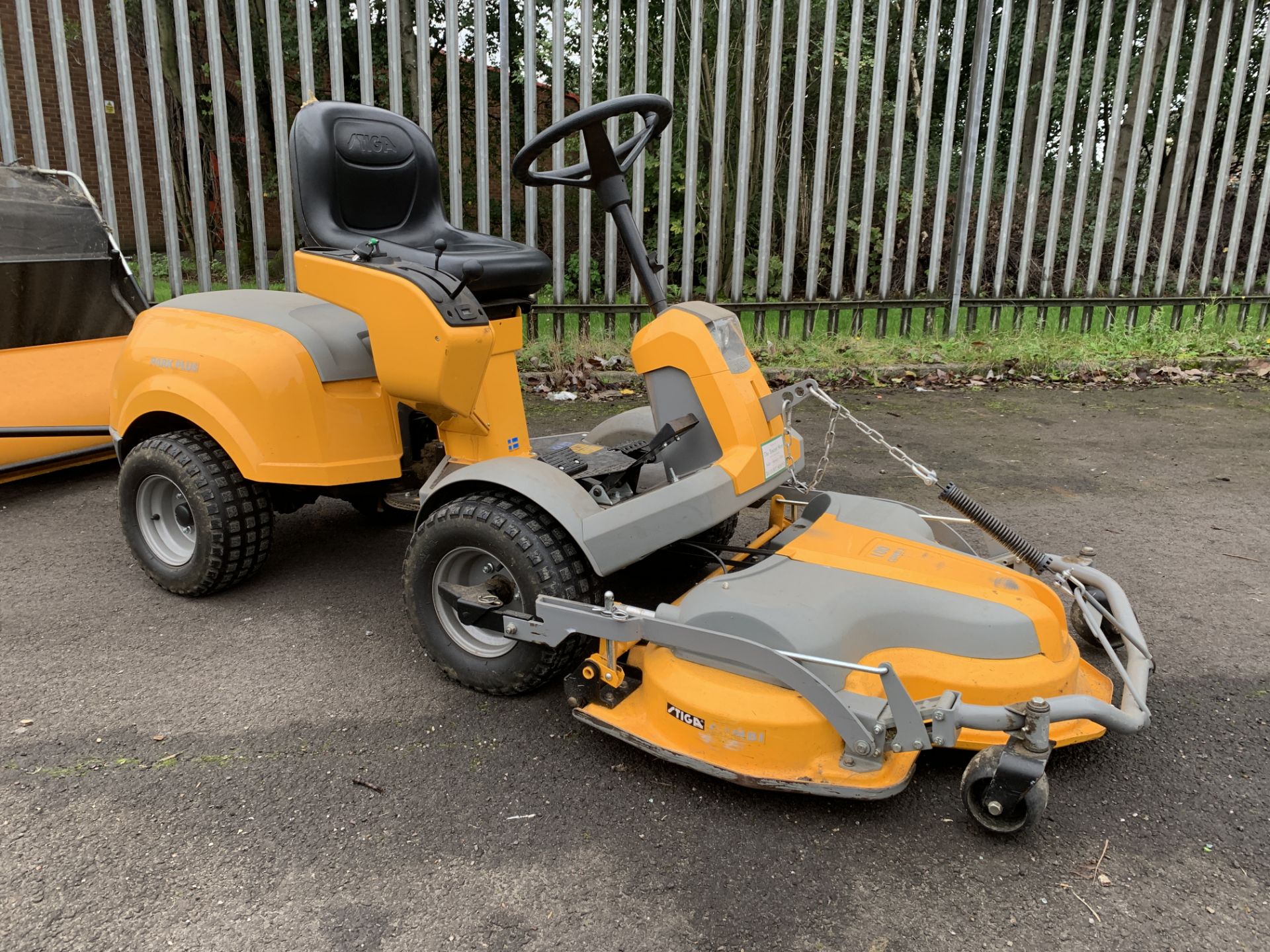 Stiga Combi Park Plus Ride-On Mower with 100 Combi 3 Deck and a 42" Grass & Leaf Collector. - Image 2 of 12
