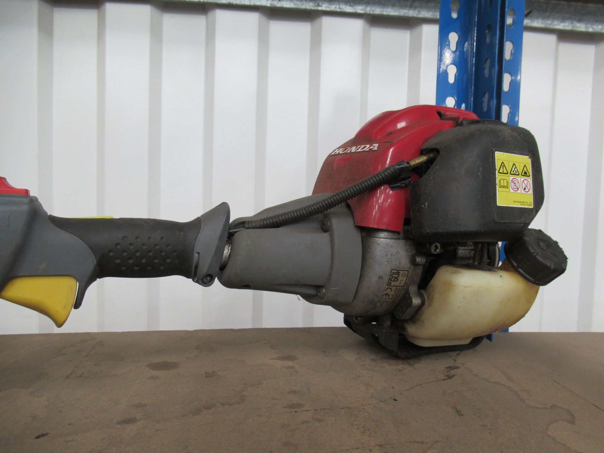 Honda UMK425E Petrol Powered Strimmer - spares or repairs - Image 2 of 4