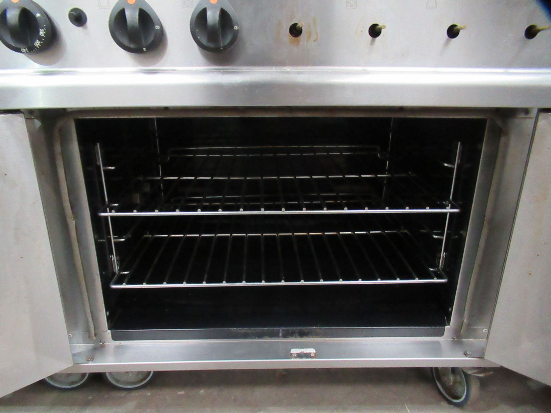 Lincat Stainless Steel Commercial Catering Gas Powered 6 Hob Cooker/Oven on Castors - Image 4 of 4