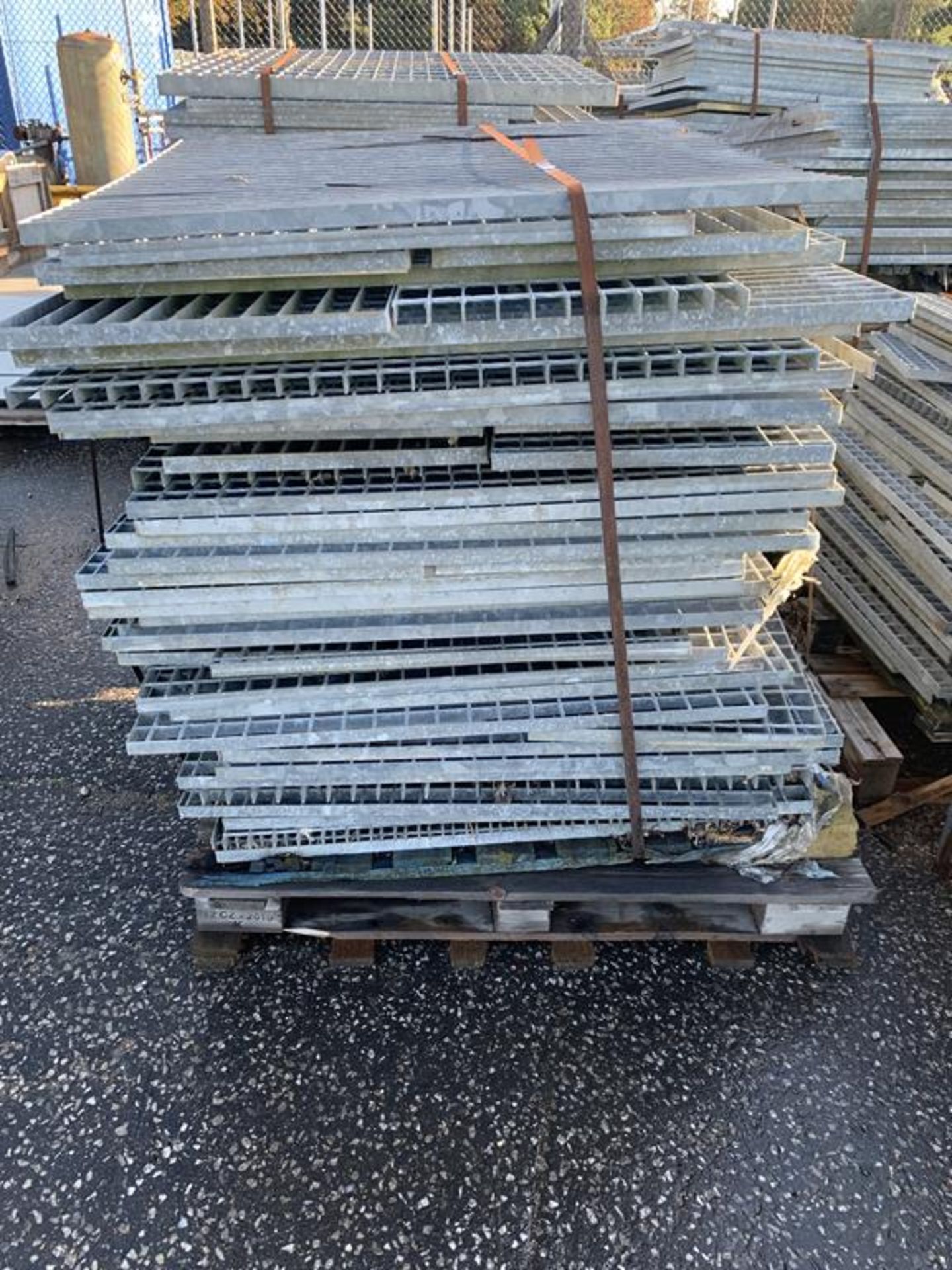 Approx 280 Flooring Grills Unused Job lot - Image 10 of 12