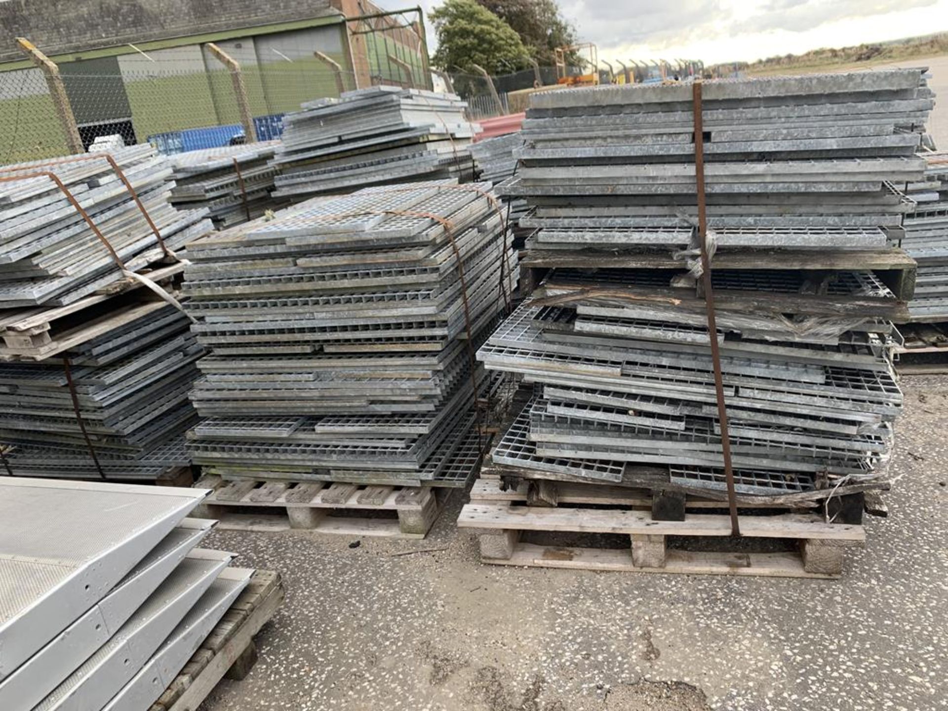 Approx 280 Flooring Grills Unused Job lot - Image 5 of 12