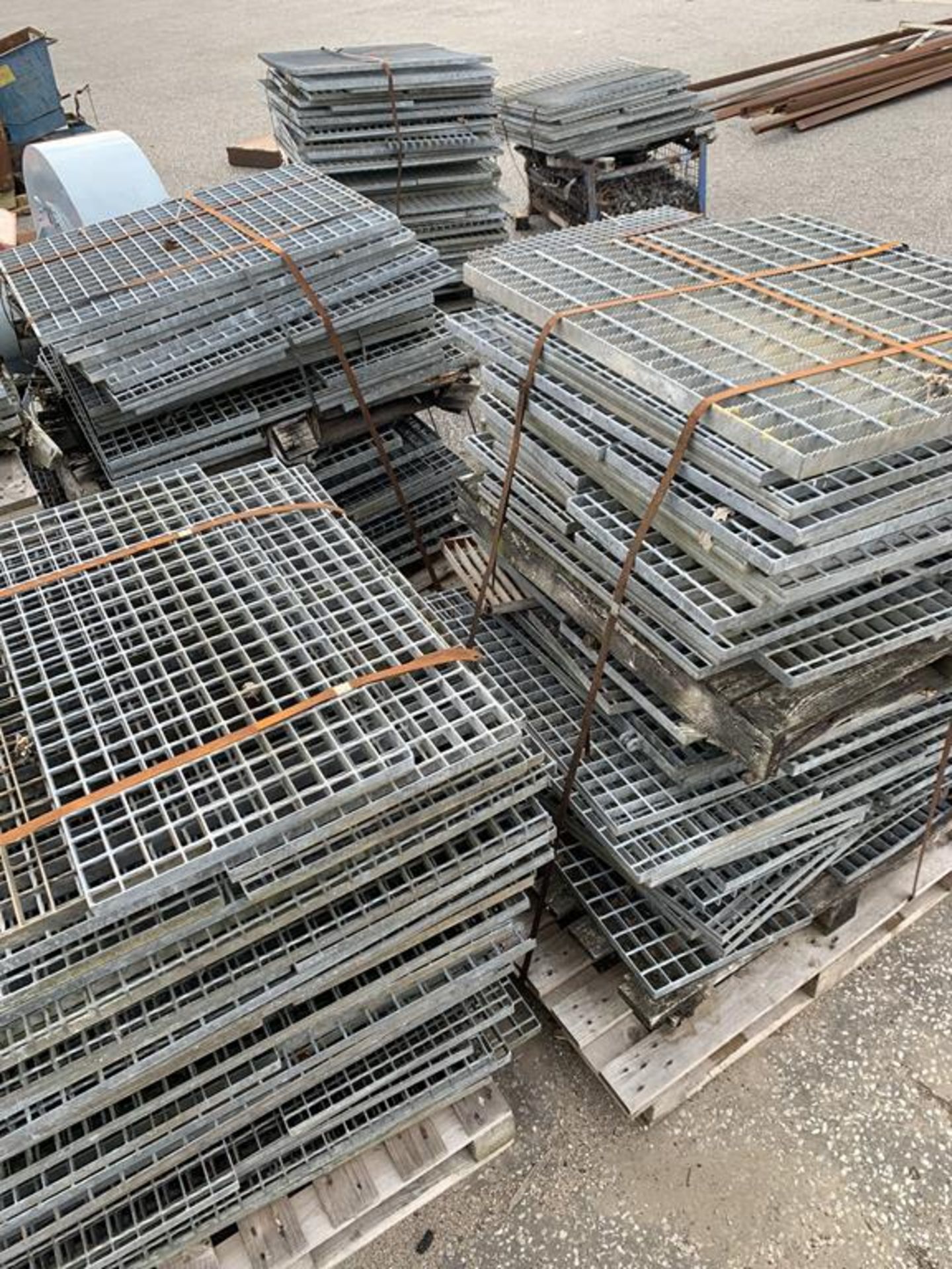 Approx 280 Flooring Grills Unused Job lot - Image 8 of 12