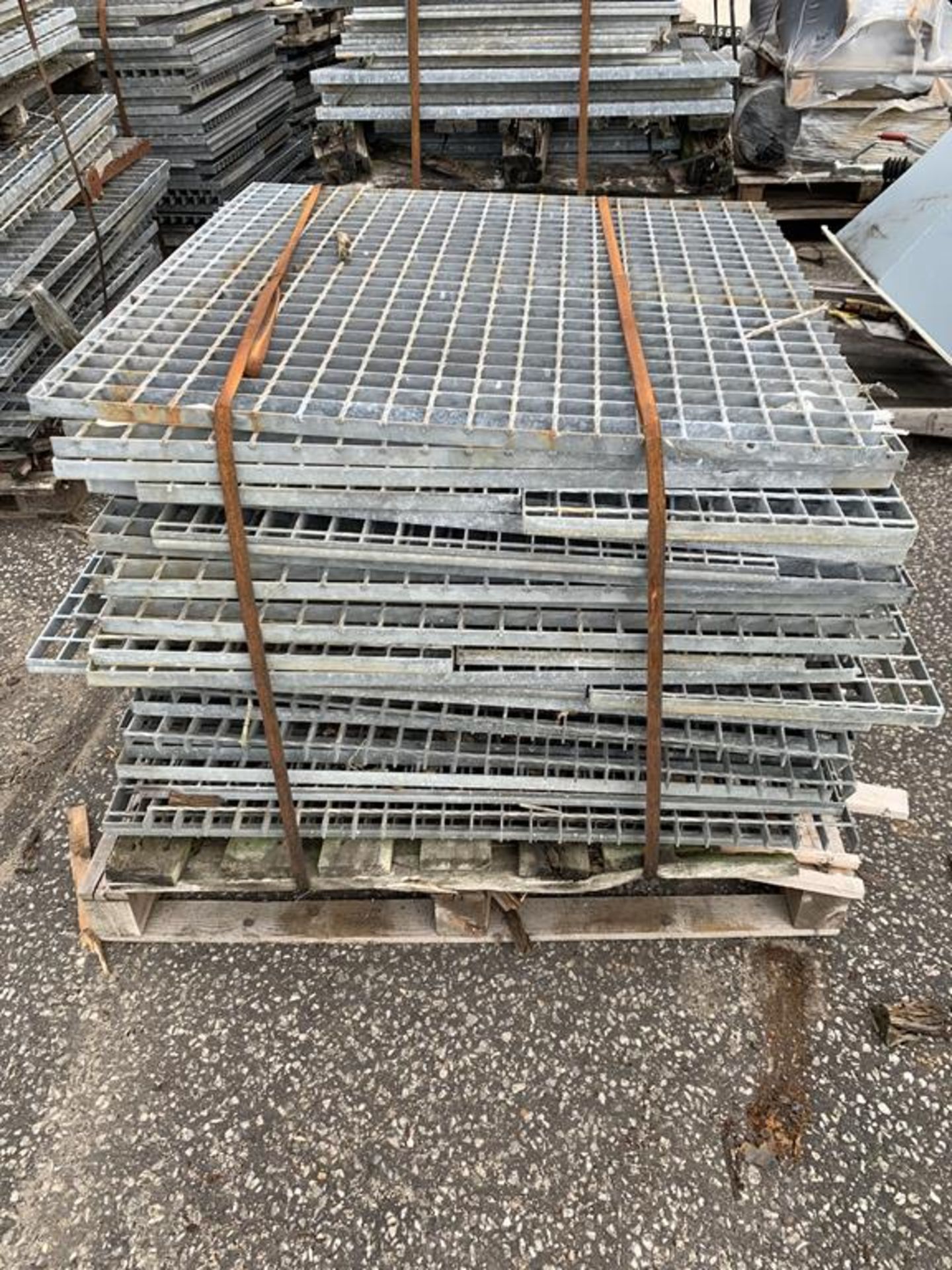 Approx 280 Flooring Grills Unused Job lot - Image 3 of 12