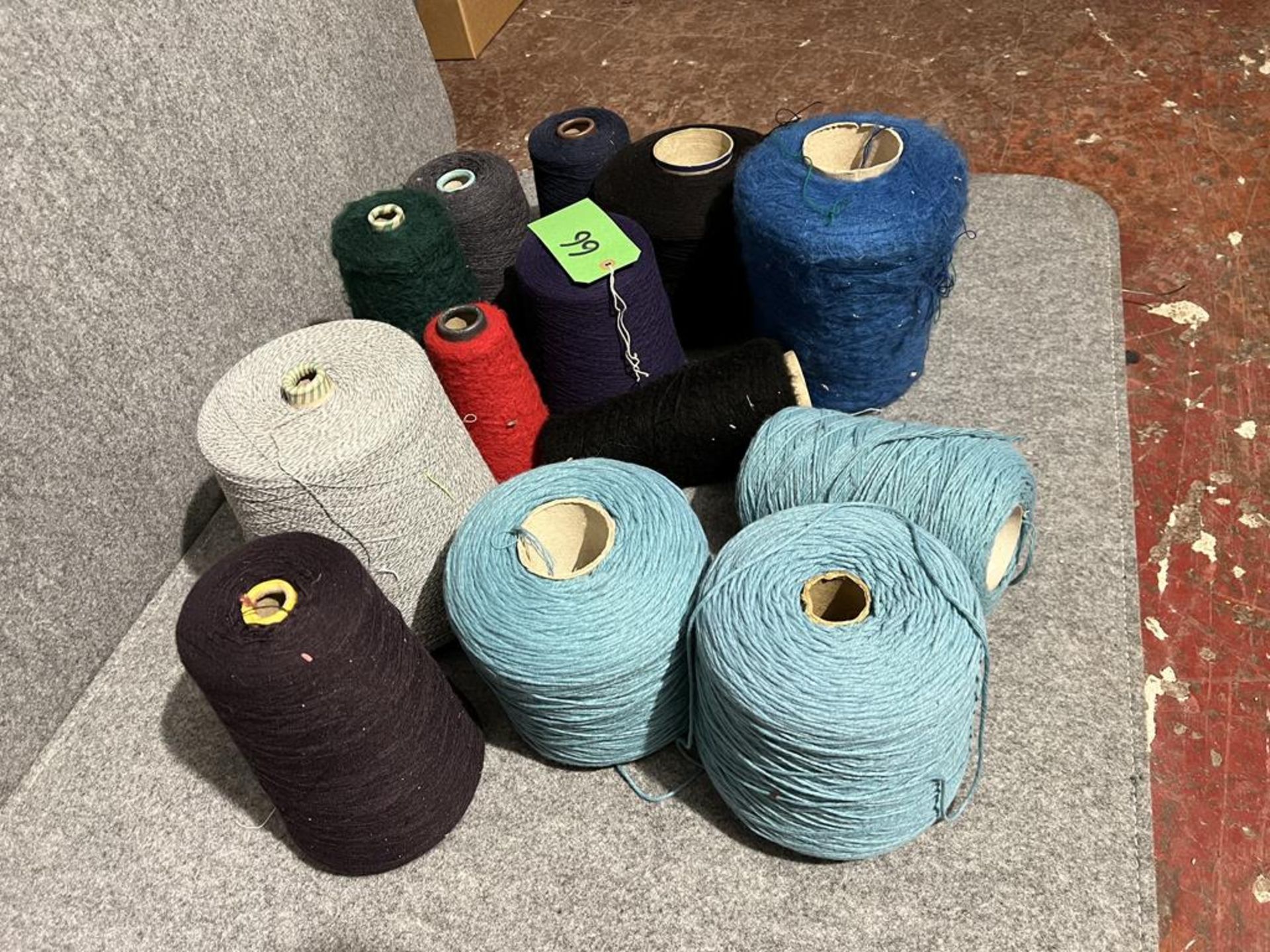 Mixed lot of wool and other yarn