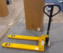 2000KG Capacity pallet truck